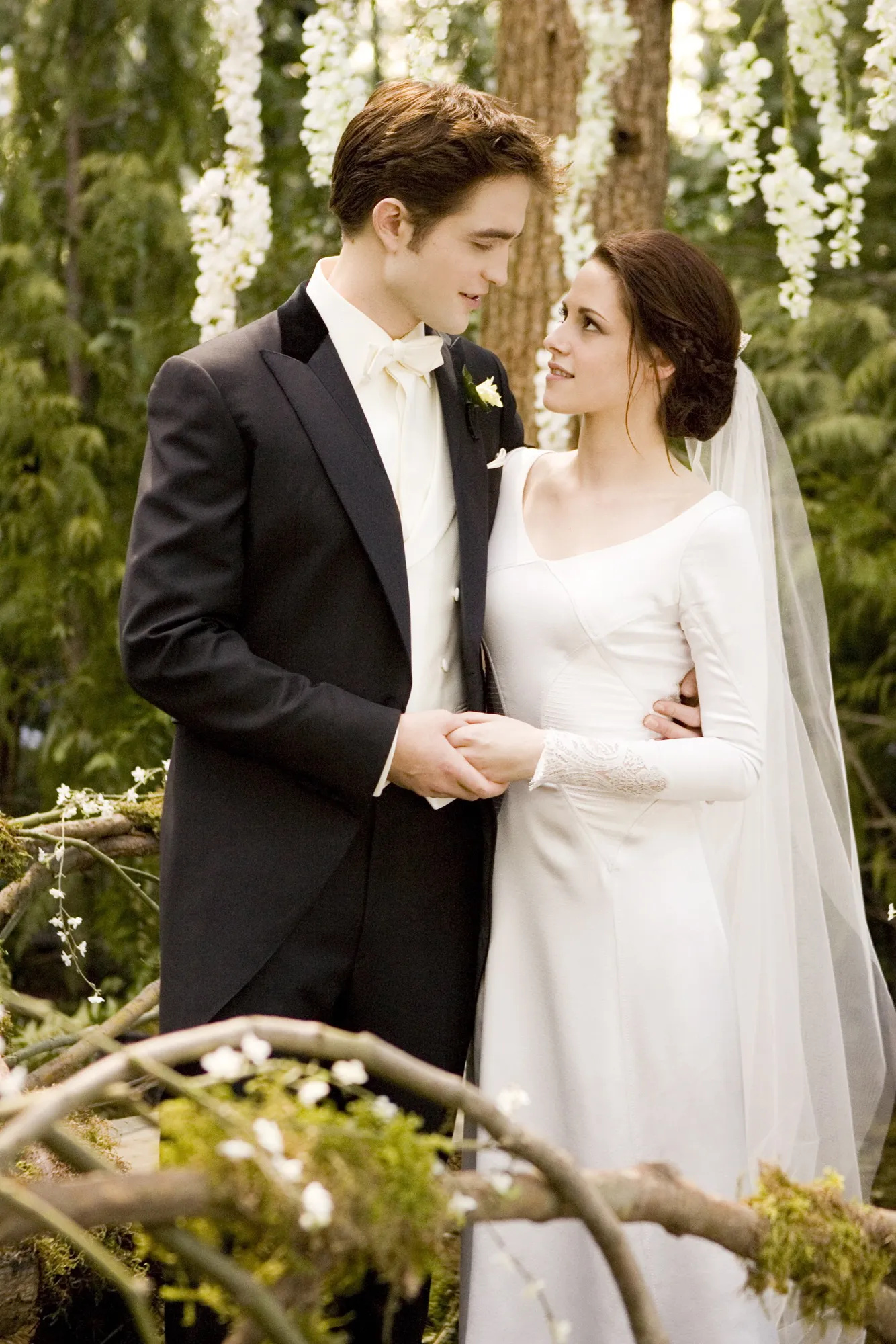 Bella (Twilight), Bella's wedding dress, Breathtaking bride, Carolina Herrera, 1340x2000 HD Phone