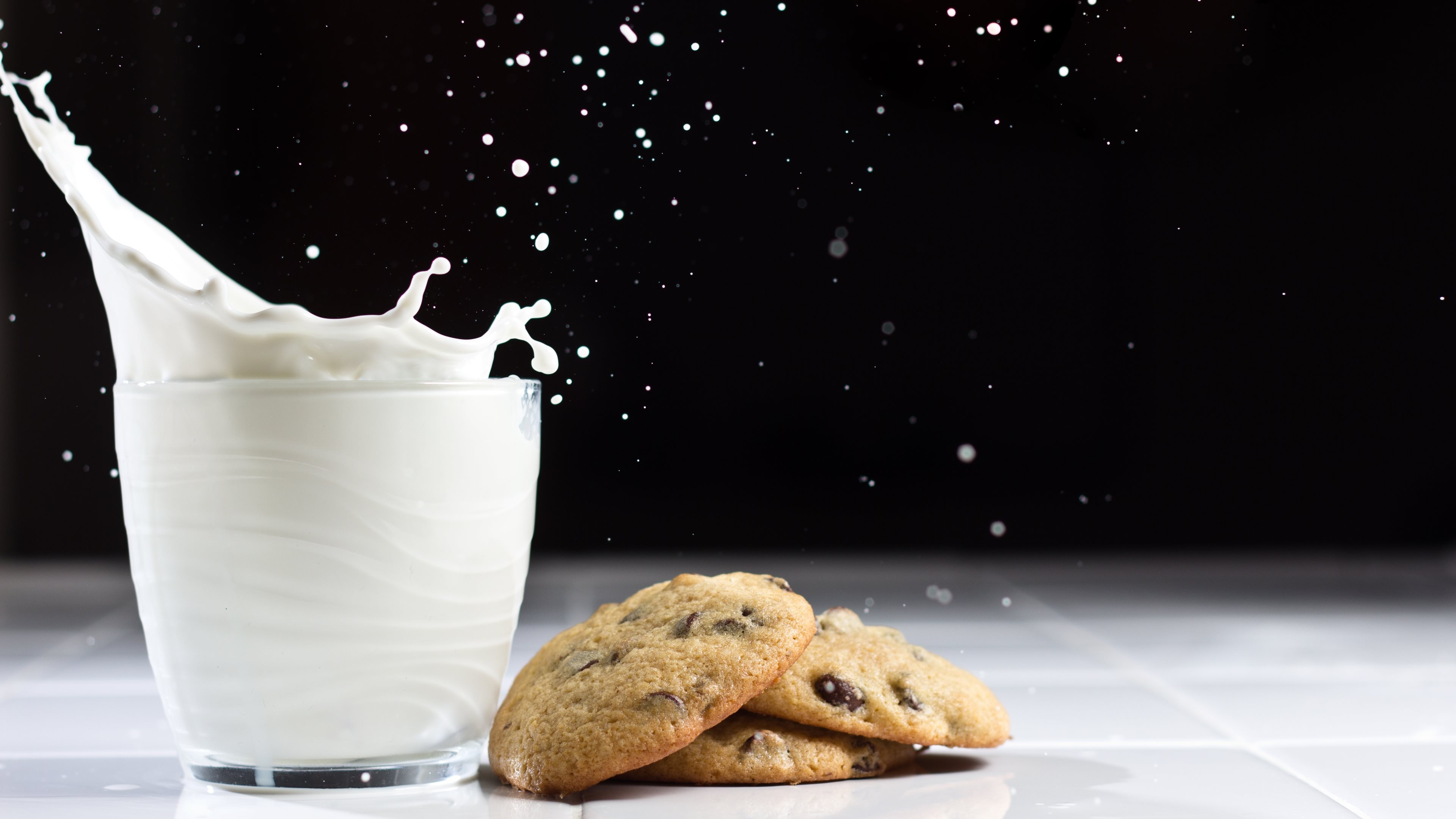 Cookie: Served with beverages such as milk, coffee, or tea. 3840x2160 4K Background.