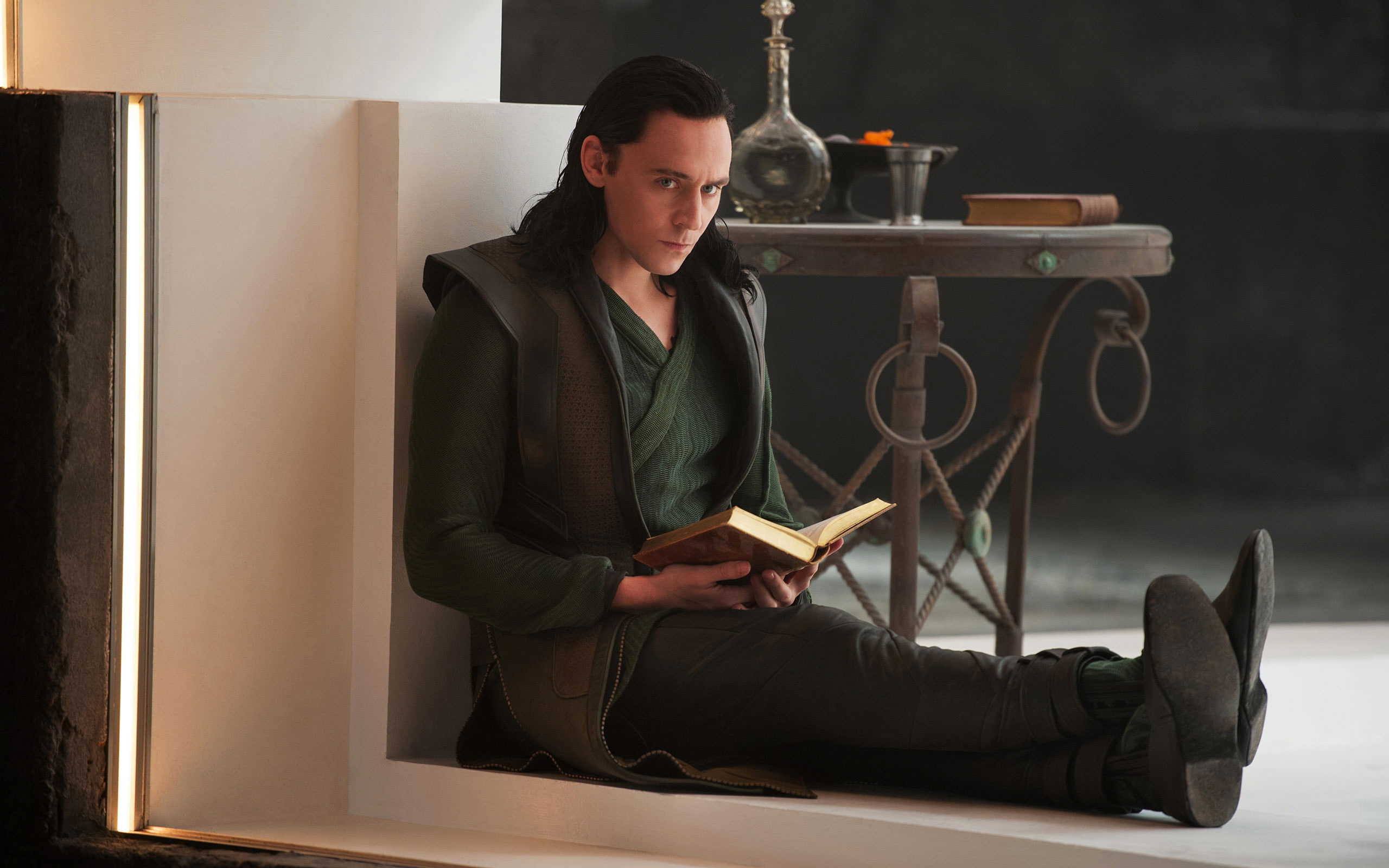 Tom Hiddleston, Thor Loki book, 2560x1600 HD Desktop