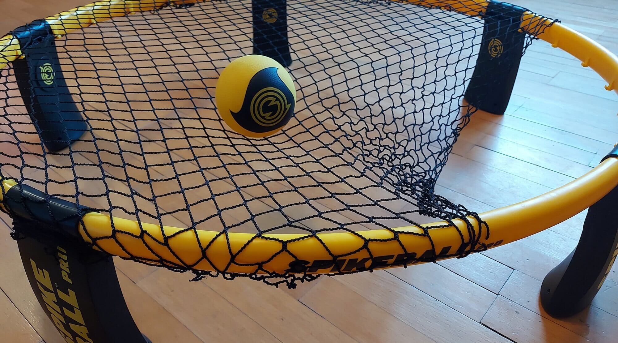 Spikeball net, Netz gespannt, Spikeball roundnet, Sports equipment, 2000x1110 HD Desktop