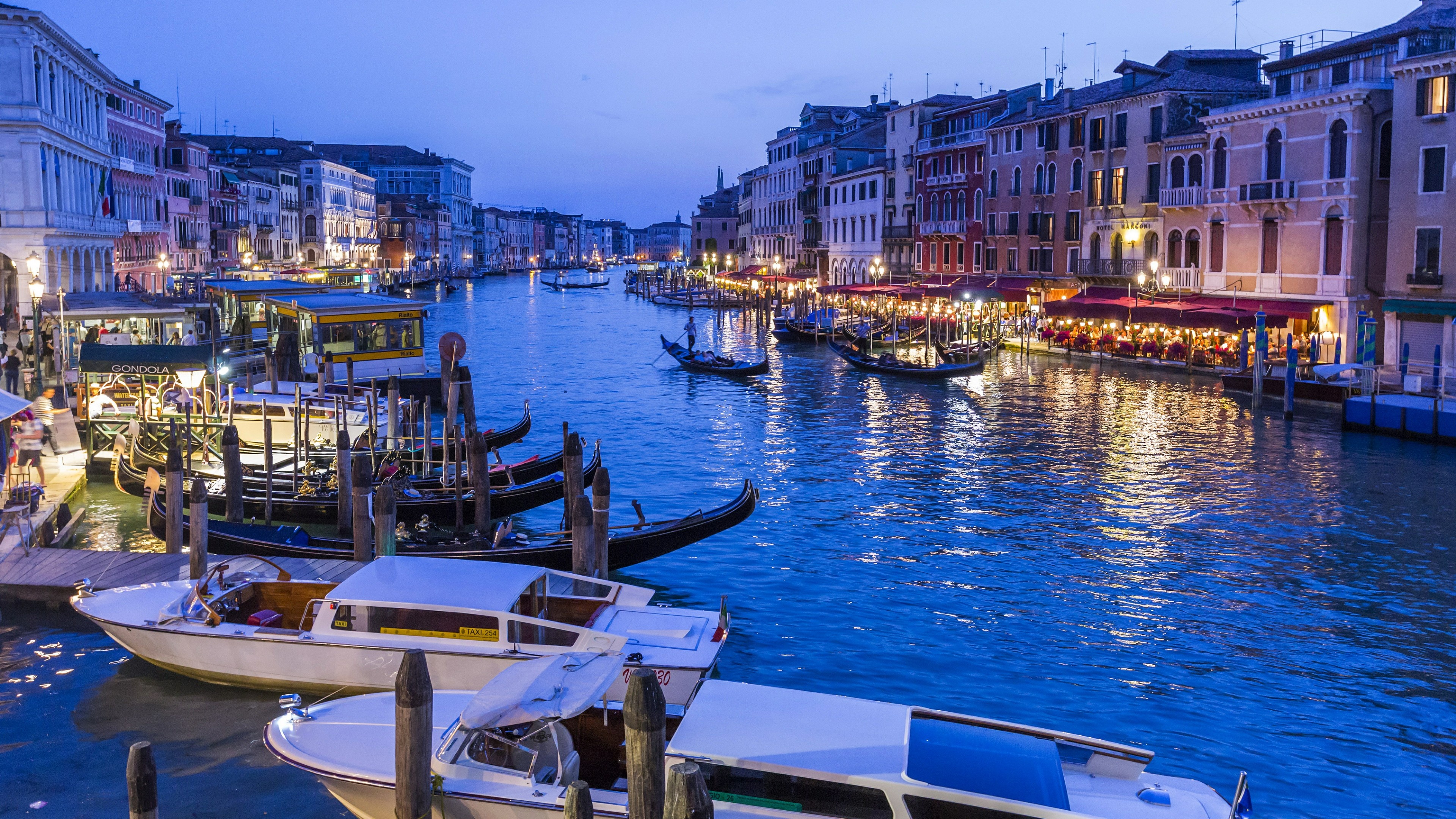 Gondola: Grand Canal, Boat, asymmetrical along the length with the single, oar. 3840x2160 4K Wallpaper.