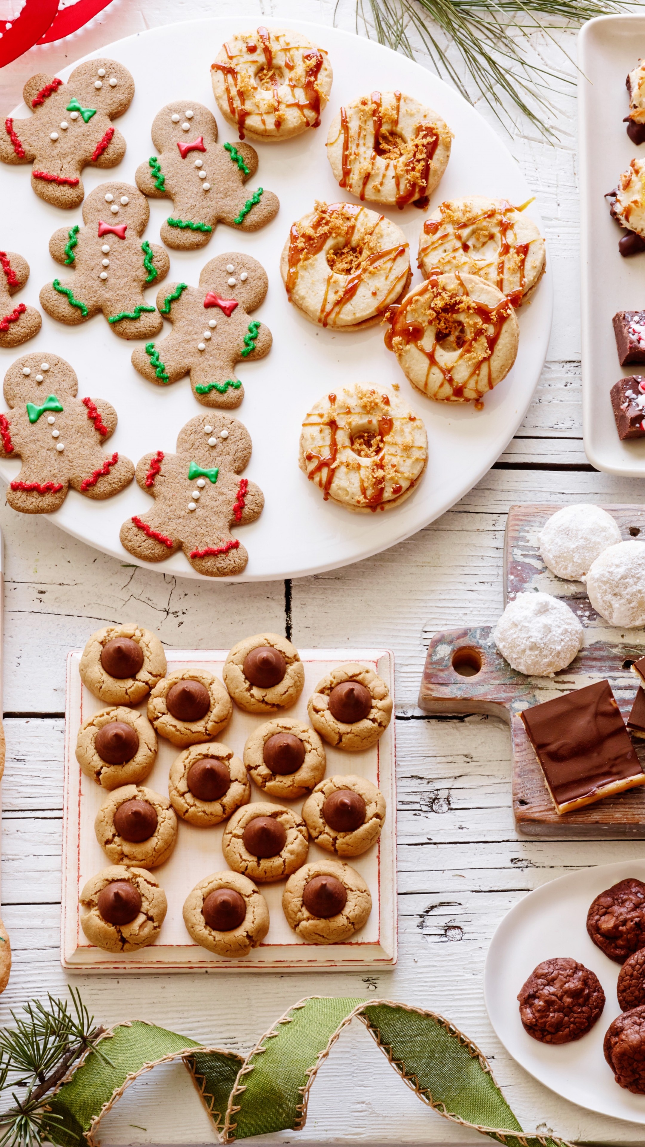 Gingerbread Man, Festive cookie plate, Holiday desserts, Sweet and savory, 2160x3840 4K Handy