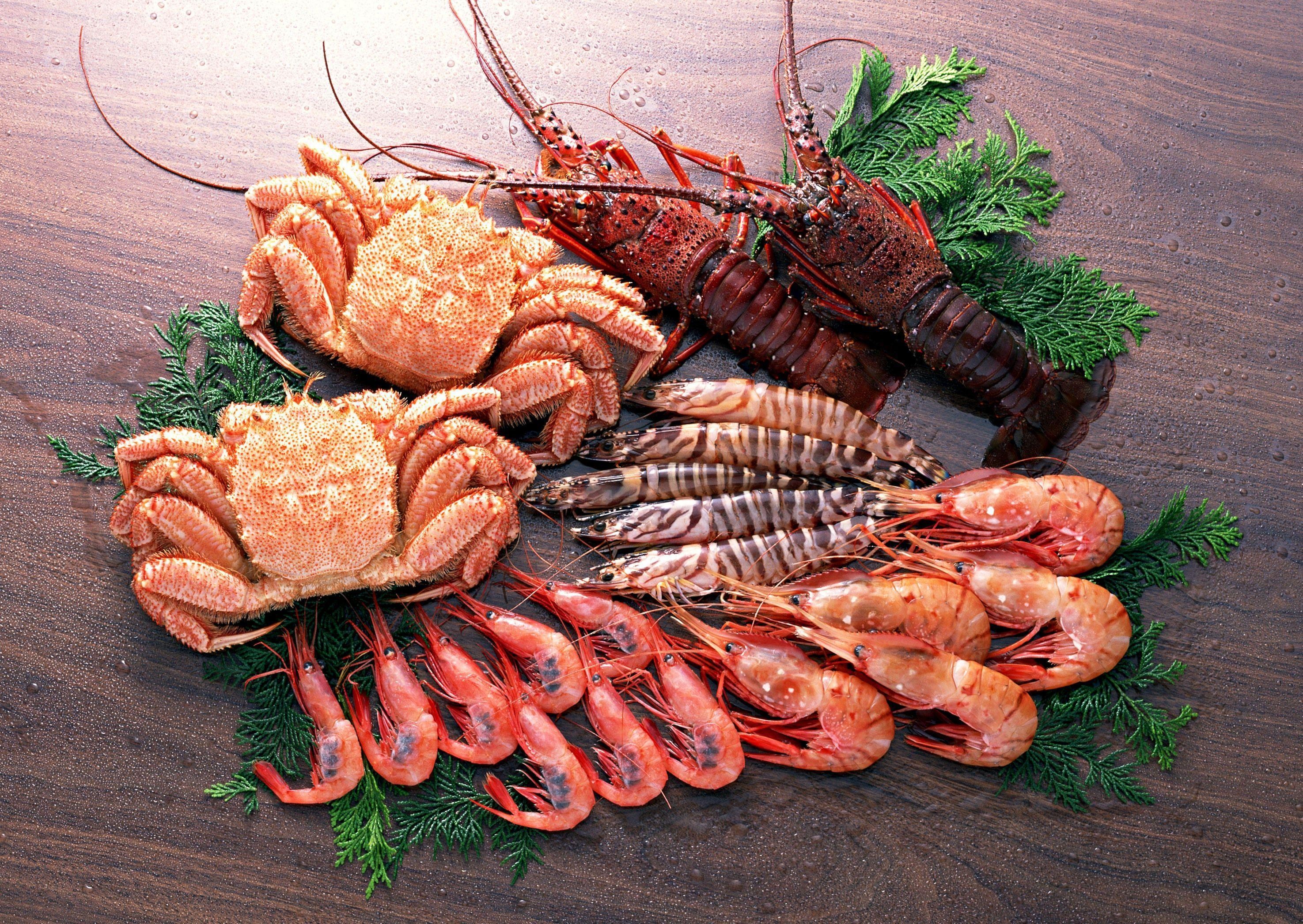 Seafood: Crab, Lobster, Penaeus monodon, commonly known as the giant tiger prawn. 2950x2100 HD Background.