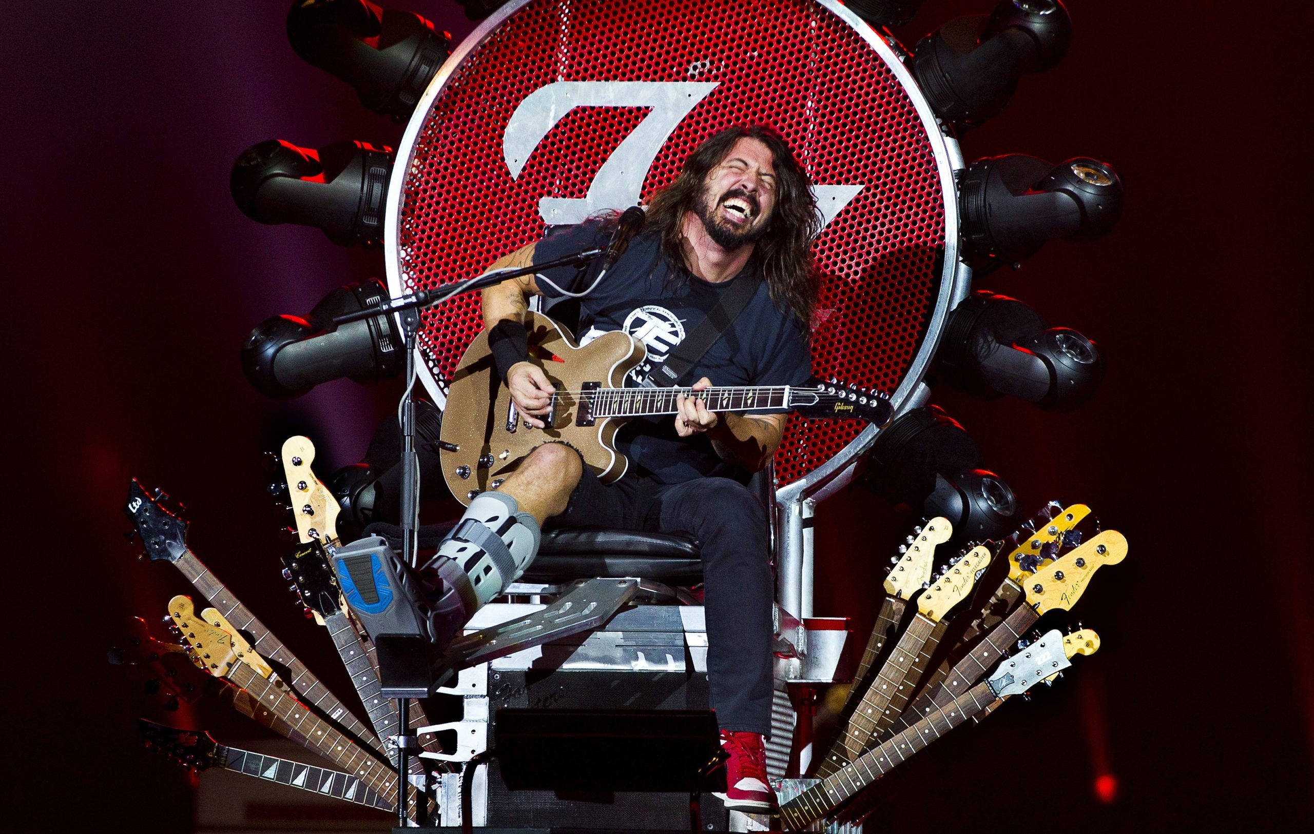 Dave Grohl, Lends throne, Resilient bassist, Unexpected incident, 2560x1630 HD Desktop