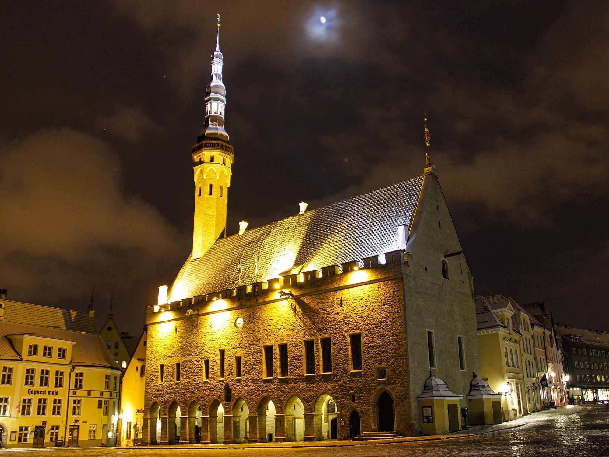 Tallinn Town Hall, Night photo, Capital of Estonia, 2000x1500 HD Desktop