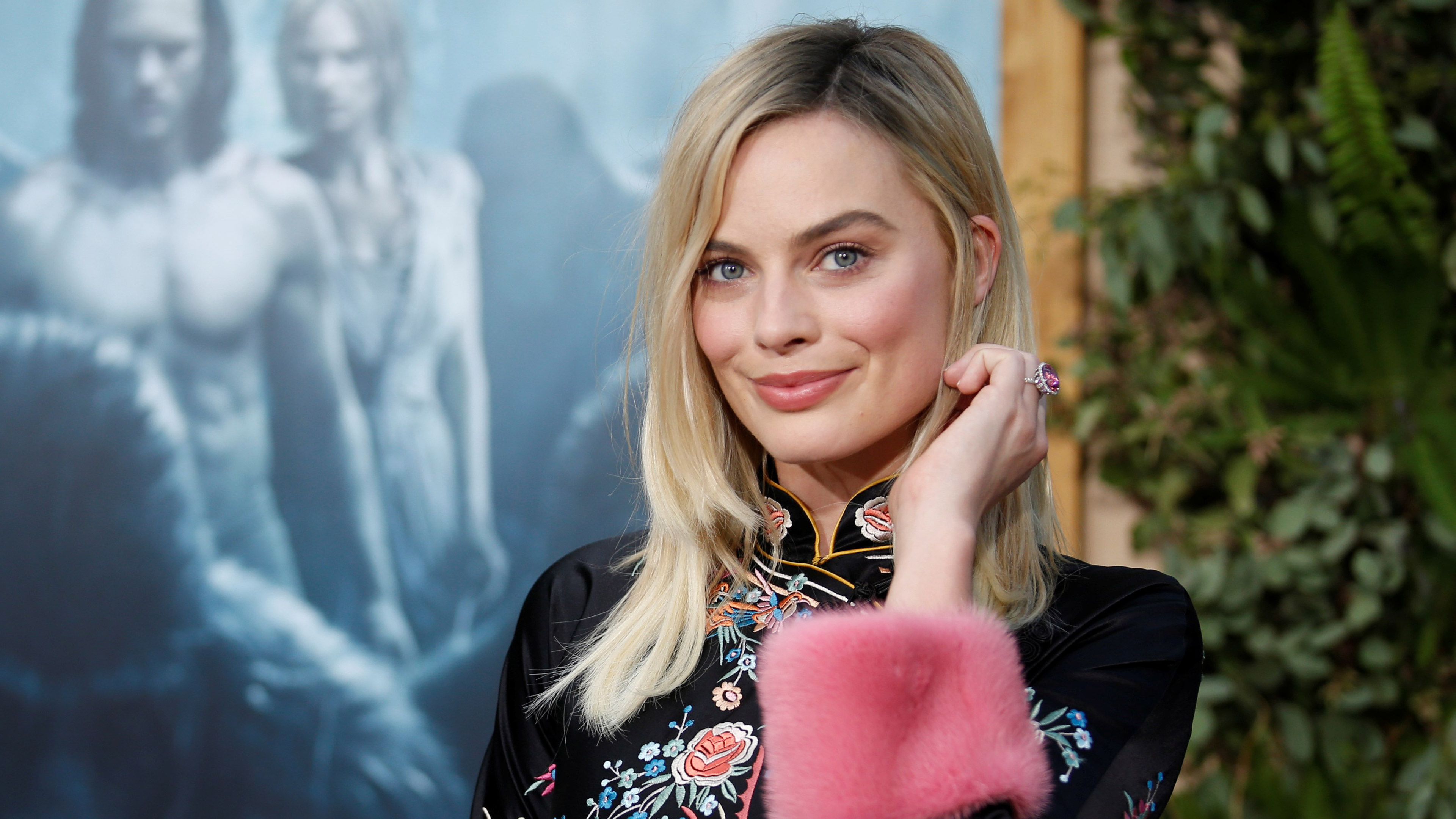 Margot Robbie: Known for starring in both high-profile, mainstream productions and low-budget independent films, in which she has been able to display both her dramatic and comedic range. 3840x2160 4K Wallpaper.