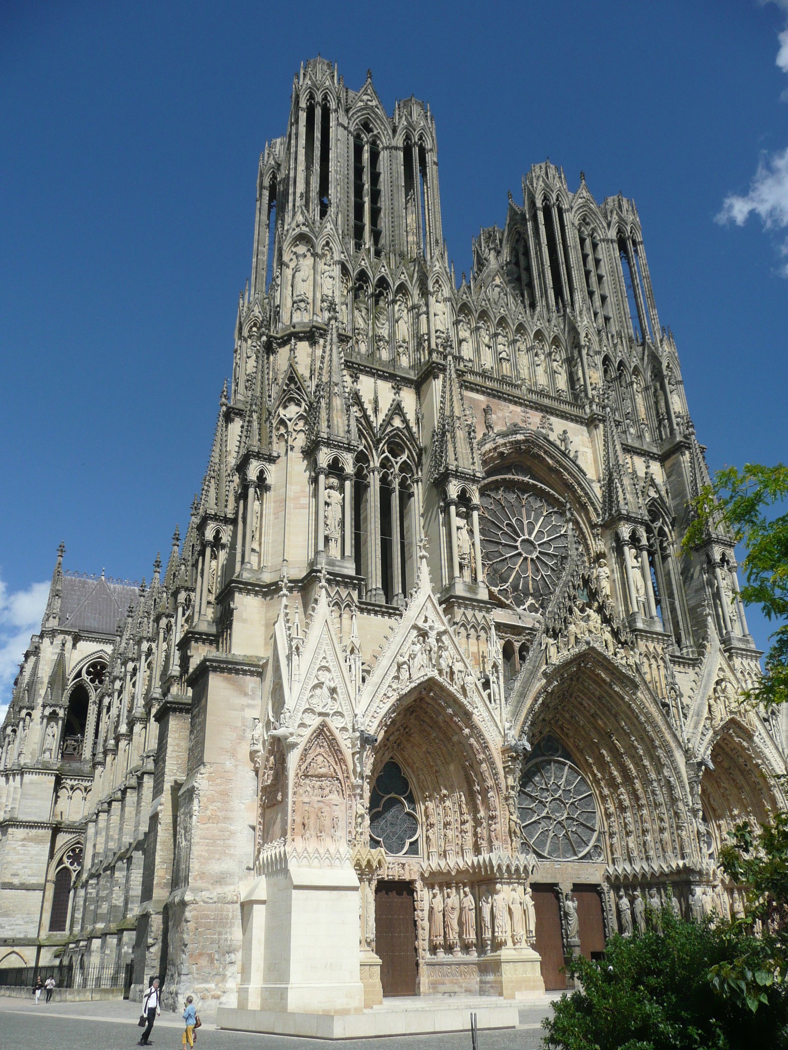Cathedral: Notre-Dame de Reims, A Roman Catholic church that has been founded by the bishop Nicasius in the early 5th century. 1540x2050 HD Wallpaper.