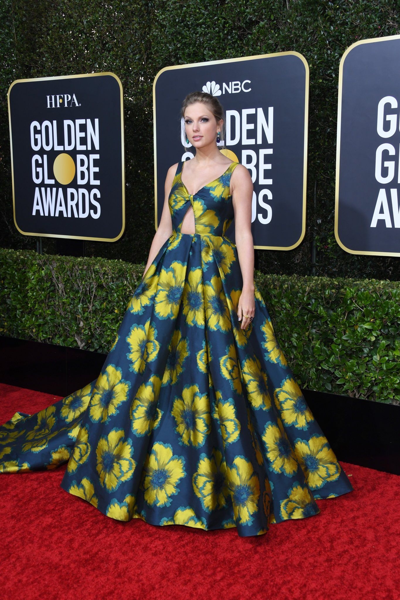 Golden Globes, Taylor Swift, Red carpet, 2020 fashion, 1370x2050 HD Handy