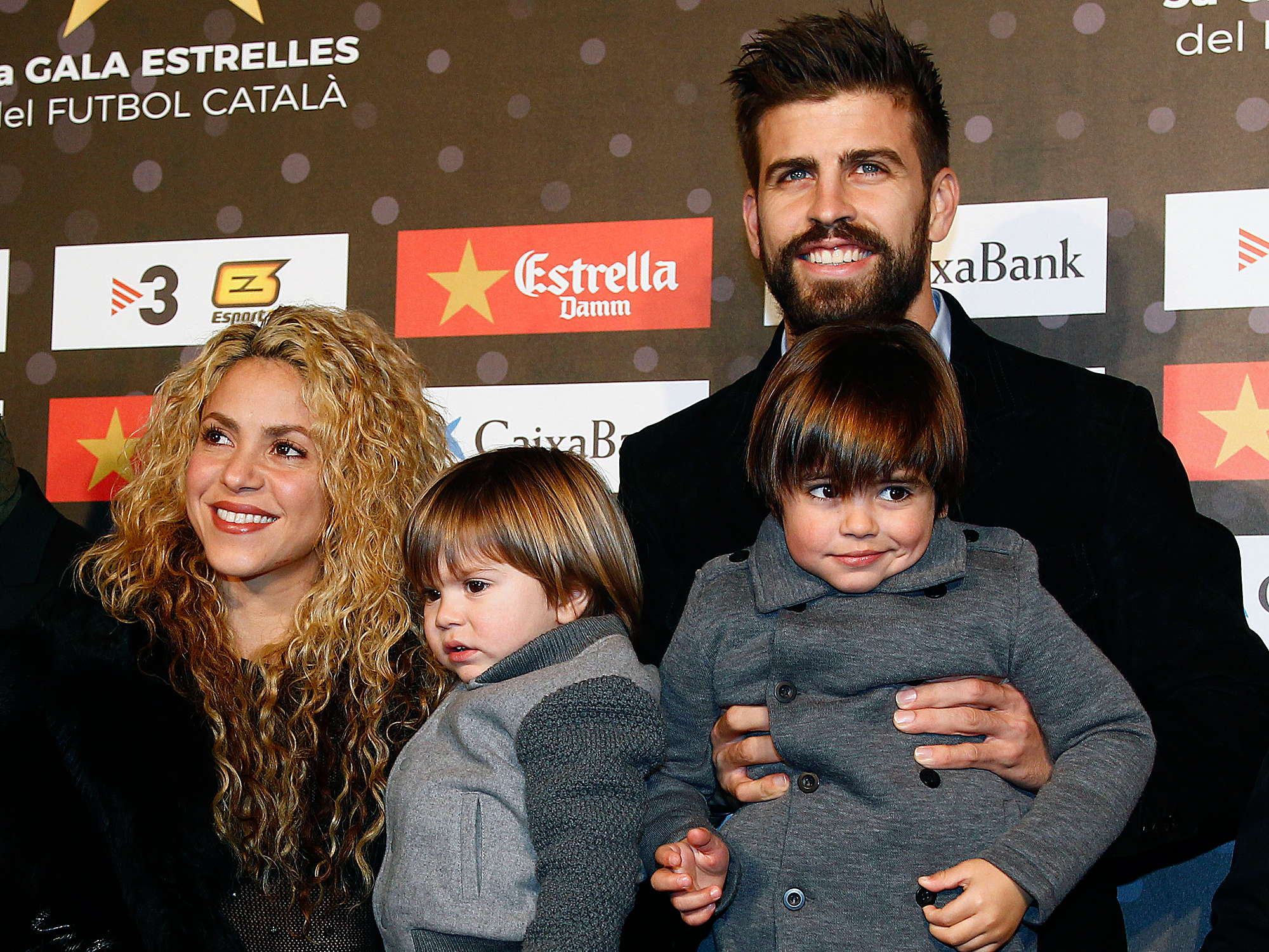 Shakira and Gerard Pique, Family night out, Son's illness, 2000x1500 HD Desktop