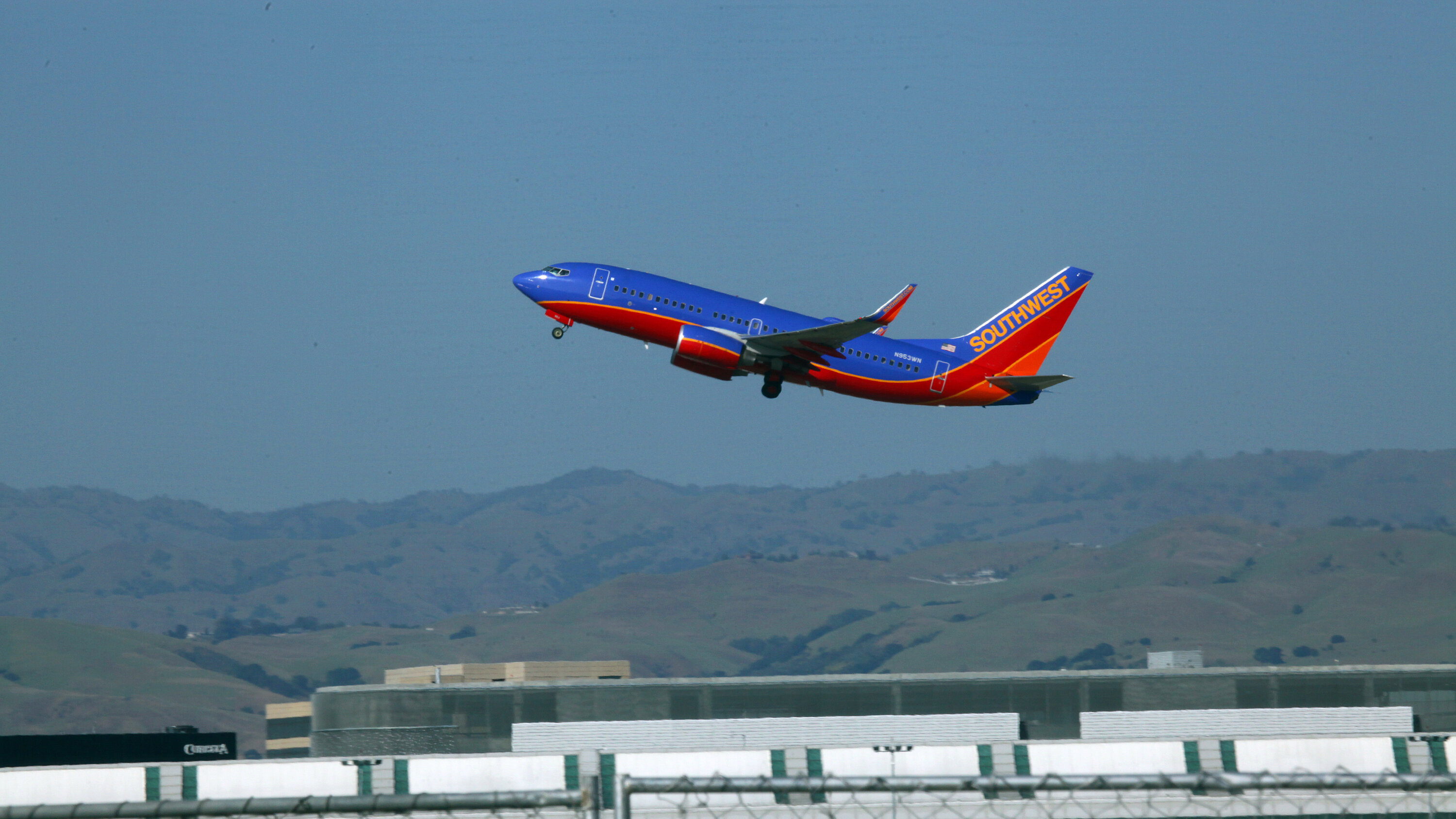 Southwest Airlines, Raise minimum wage, Retain workers, The New York Times, 3000x1690 HD Desktop