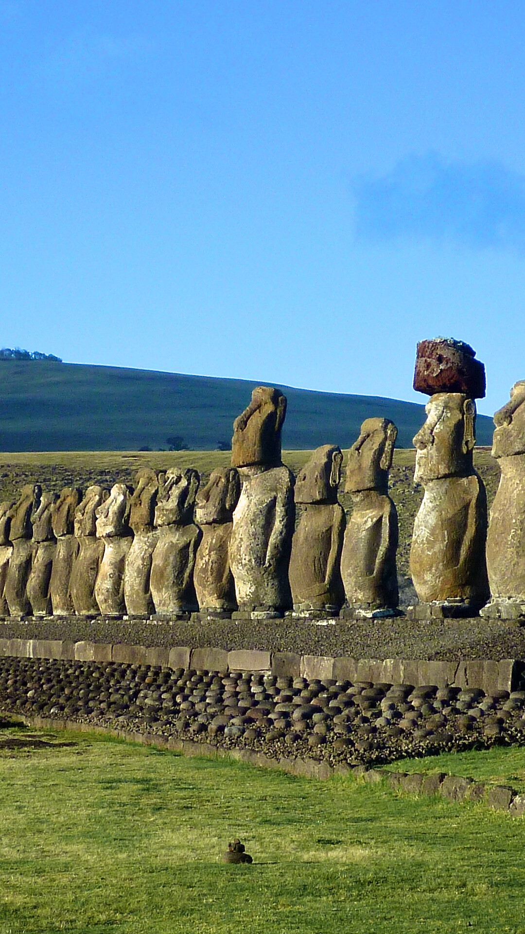 Moai: Monolithic figures, were carved between 1250 and 1500 CE. 1080x1920 Full HD Wallpaper.