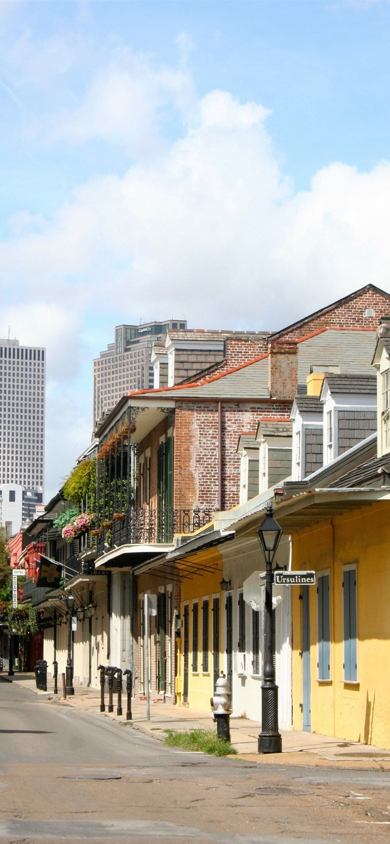 French Quarter iPhone wallpapers, New Orleans charm, Vibrant streets, Jazz vibes, 1290x2780 HD Handy