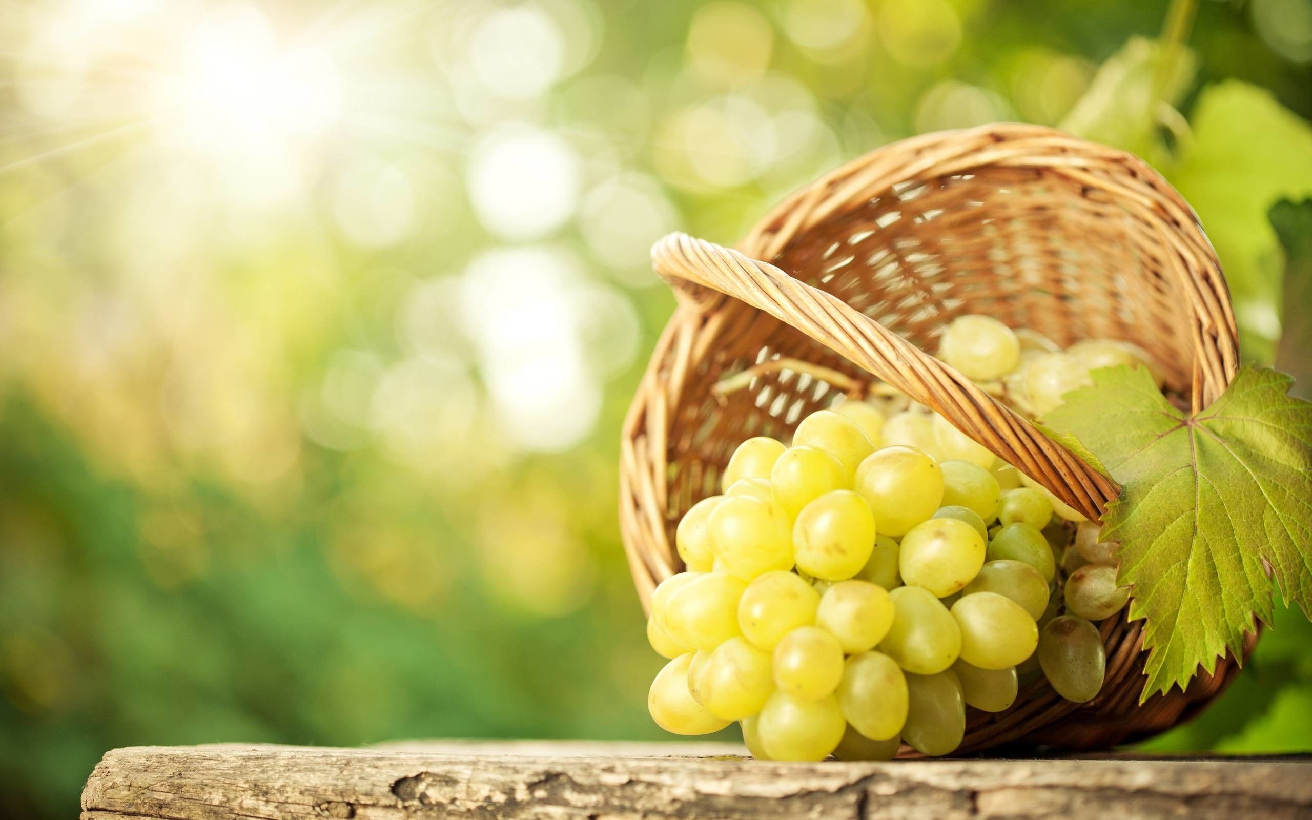Grapes: Suitable for people with diabetes, as long as they are accounted for in the diet plan. 2560x1600 HD Background.