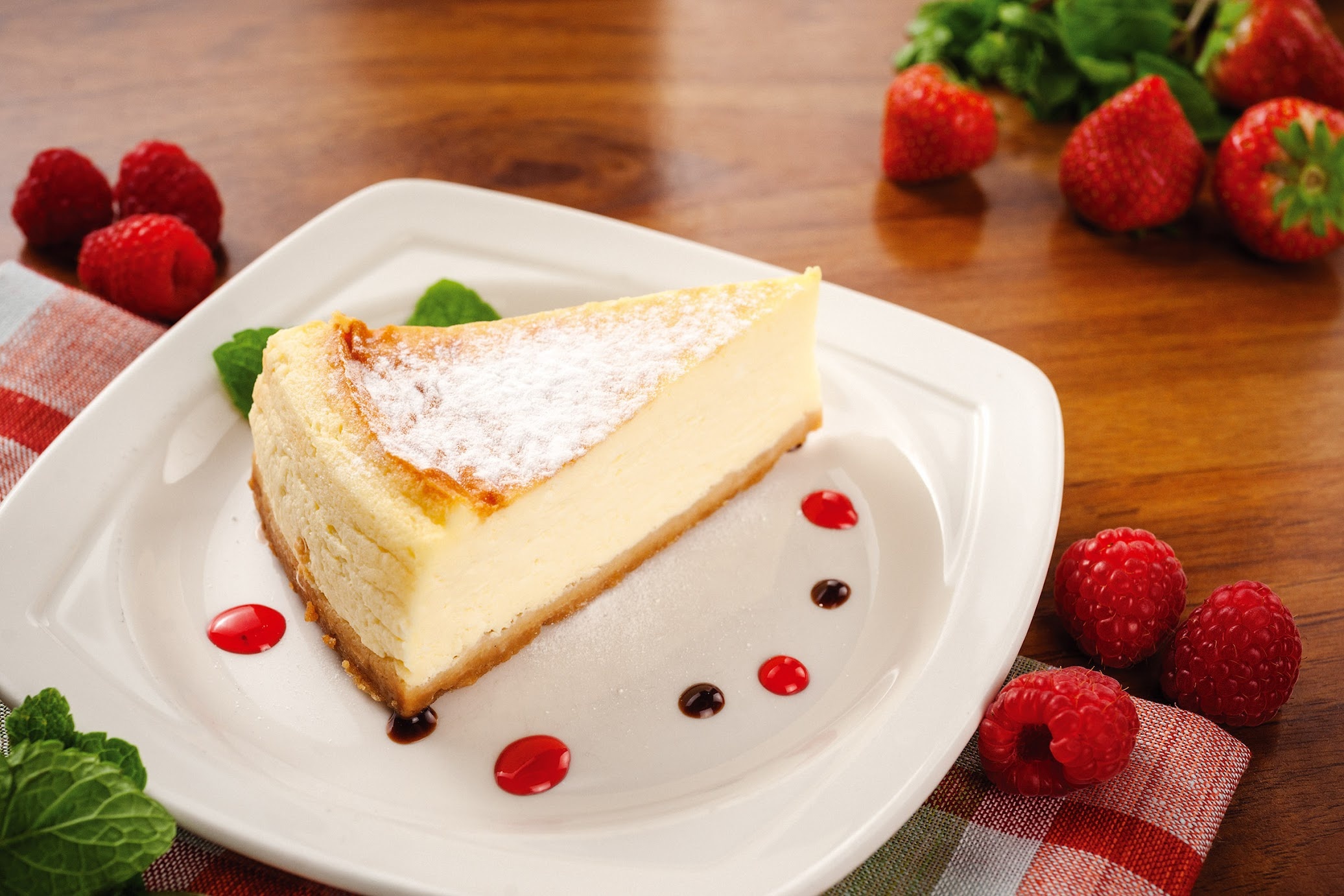 Cheesecake: Uses cream cheese in the filling and a crispy crust made from graham cracker or cookie crumbs. 2080x1390 HD Wallpaper.