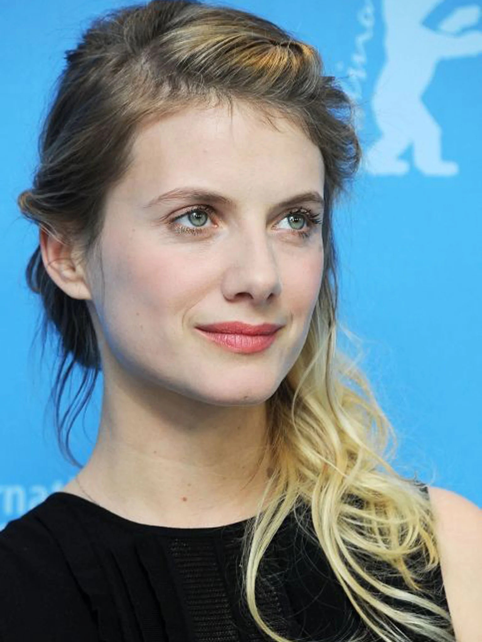 Melanie Laurent, Quentin Tarantino's star, Independence, Right track, 1540x2050 HD Handy