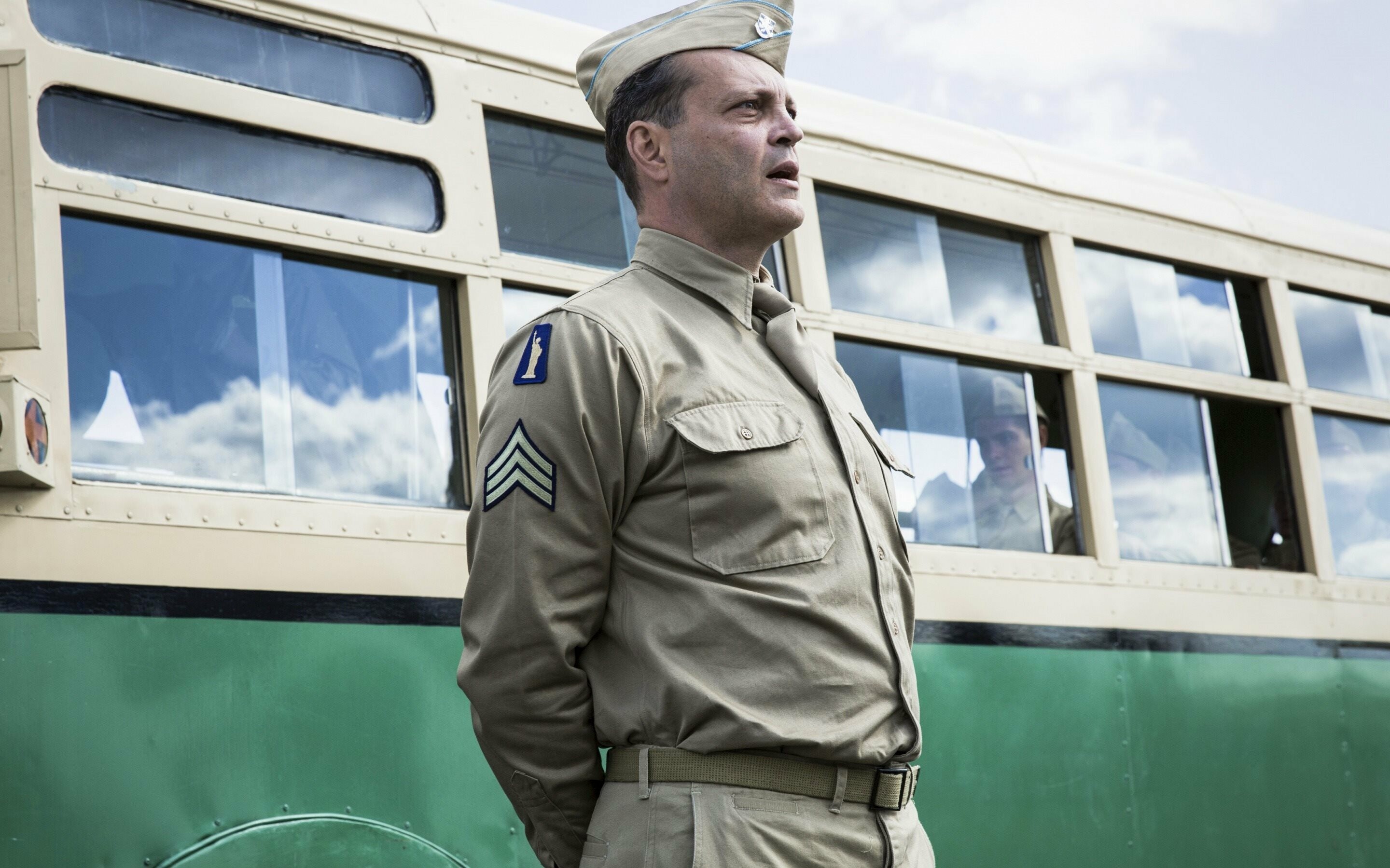 Hacksaw Ridge: Vince Vaughn as Sergeant Howell, Cinematography by Simon Duggan. 2880x1800 HD Background.