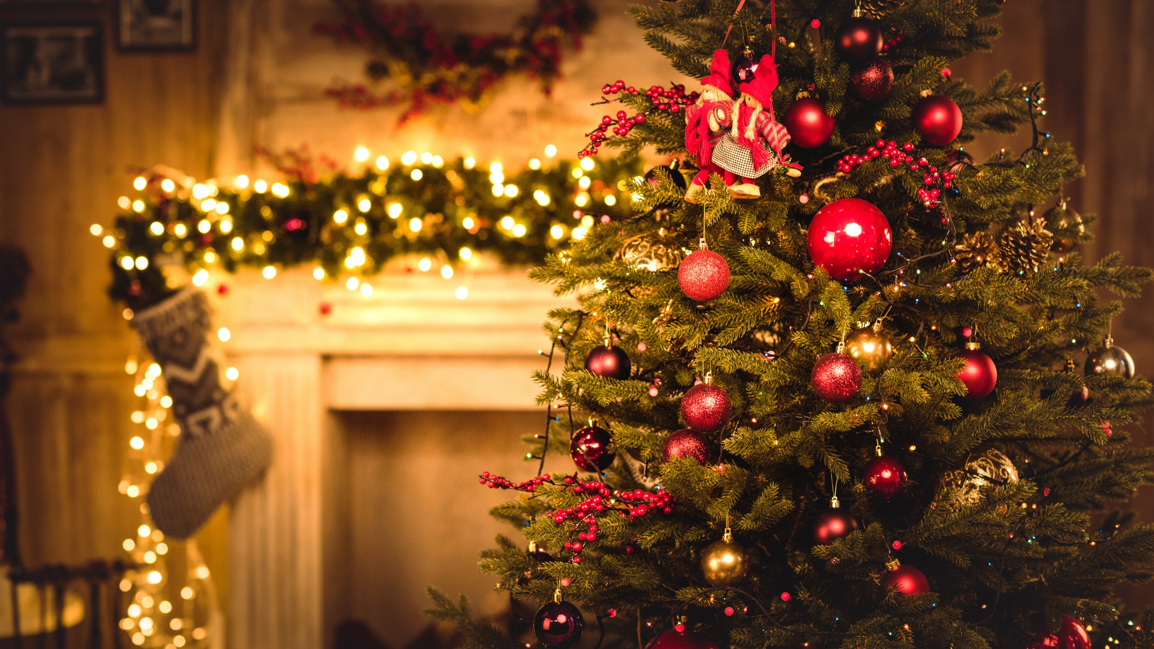 Fairy Lights: Often on display throughout the Christmas season. 3840x2160 4K Wallpaper.