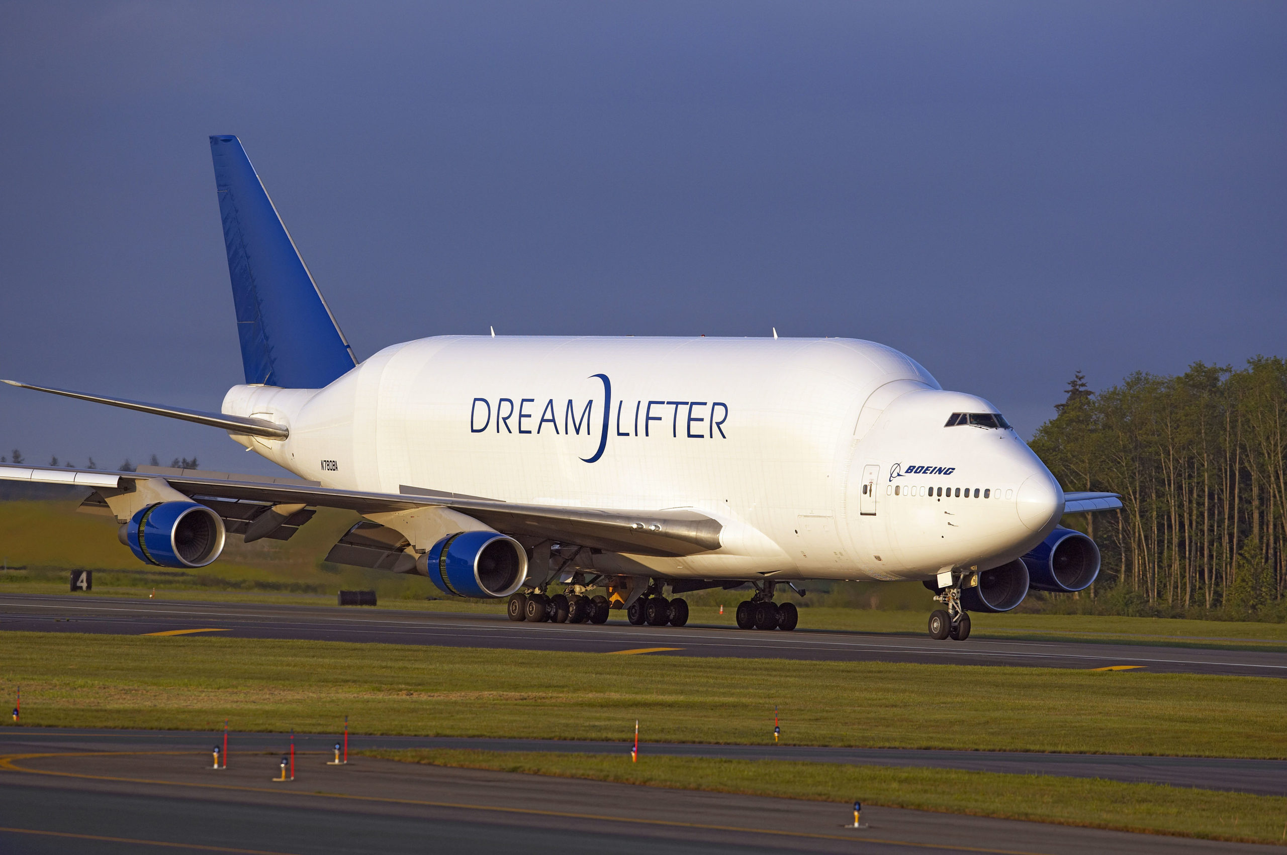 Boeing Dreamlifter, Cargo transportation, Air freight, Global logistics, 2560x1710 HD Desktop