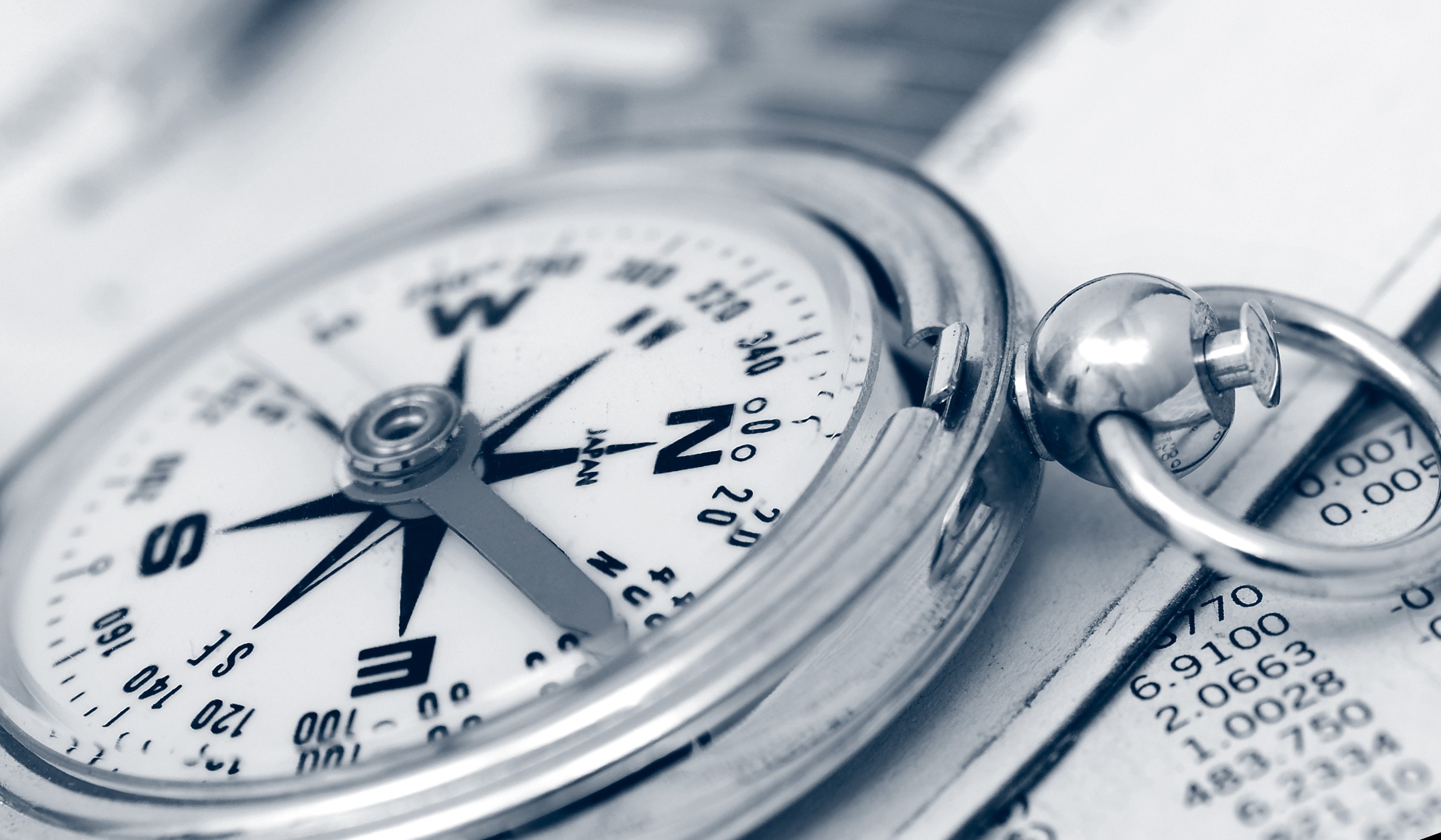 Metal compass, Monochrome photography, Close-up view, Black and white, 2800x1630 HD Desktop