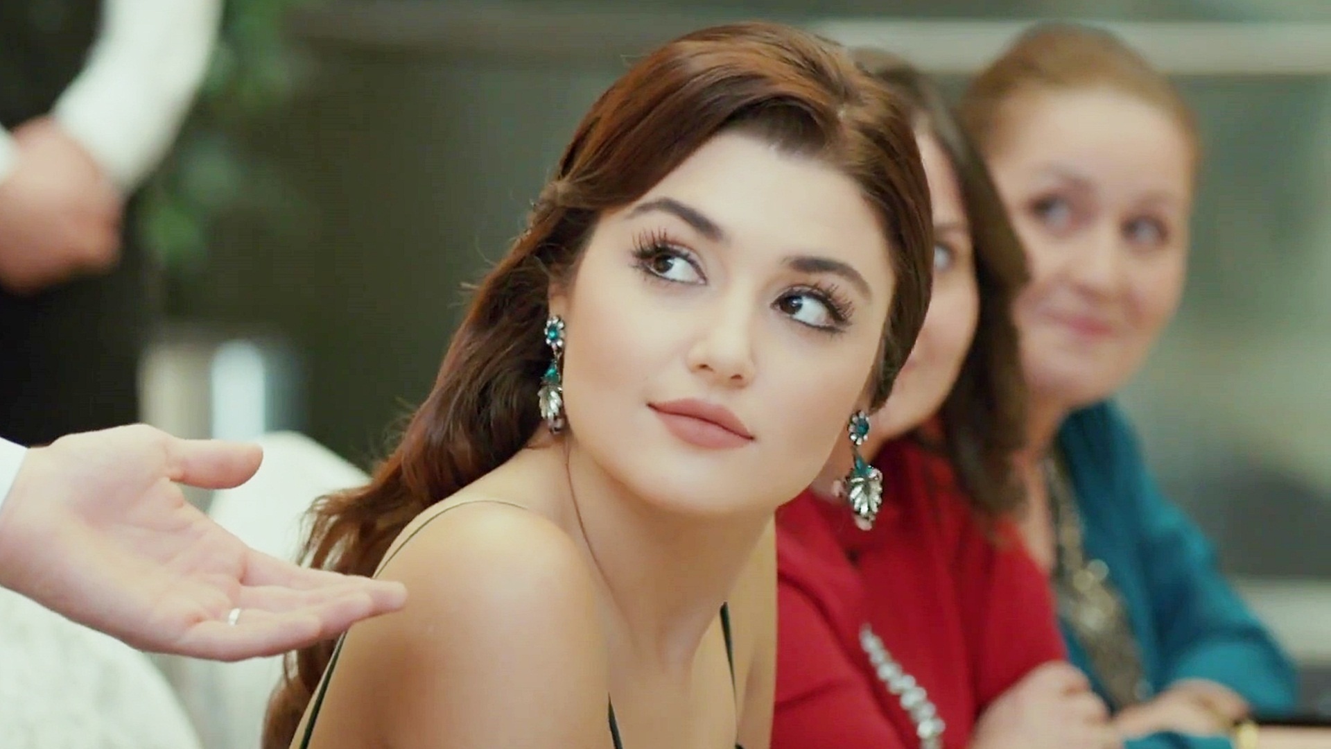 Hande Ercel: Young and beautiful college student, Landscape architecture, Private university. 1920x1080 Full HD Background.