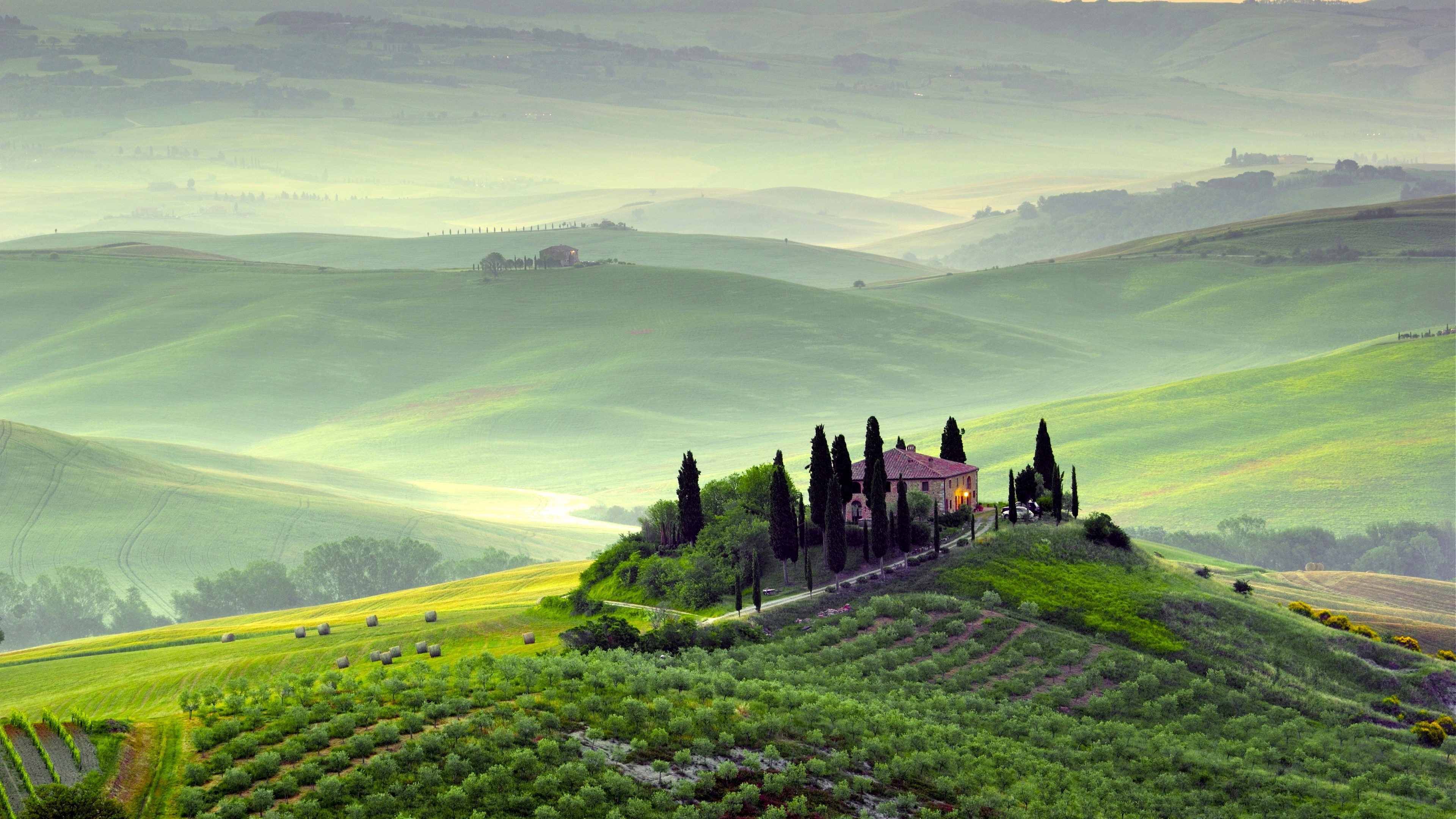 Green Hills: Tuscany region in central Italy, Italian-style country houses surrounded by green fields. 3840x2160 4K Wallpaper.