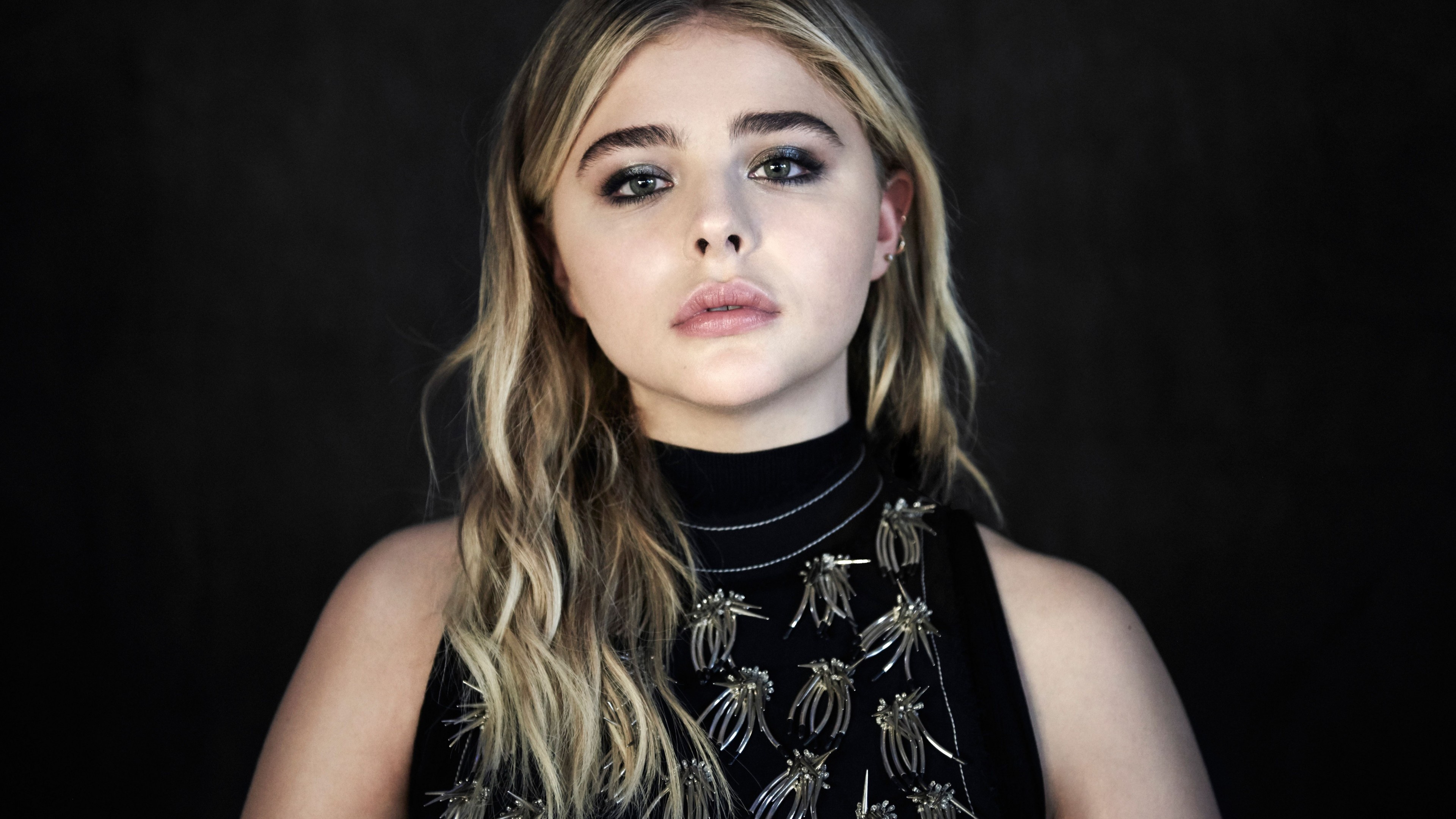 Chloe Moretz: Played Cassie Sullivan in the science fiction action film The 5th Wave (2016). 3840x2160 4K Wallpaper.