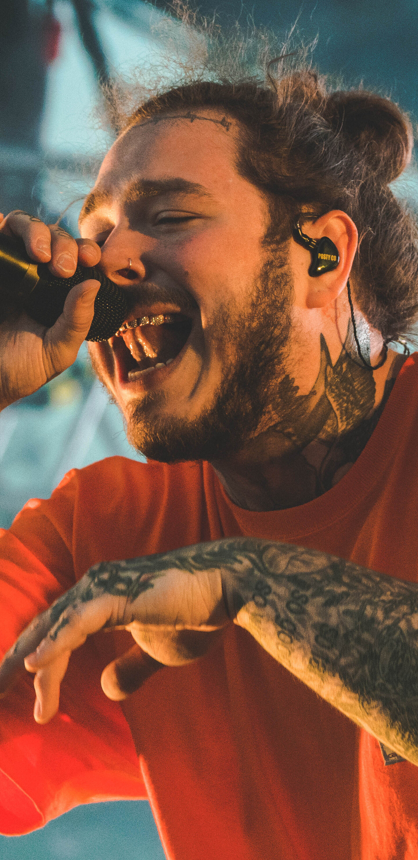 Post Malone: His second album, Beerbongs & Bentleys (2018), debuted at number one on the US Billboard 200. 1440x2960 HD Background.