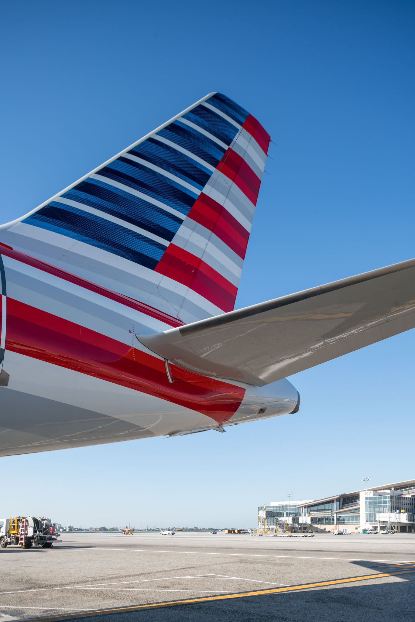American Airlines, Ramp 15, Travel blog, Behind the scenes, 1370x2050 HD Phone