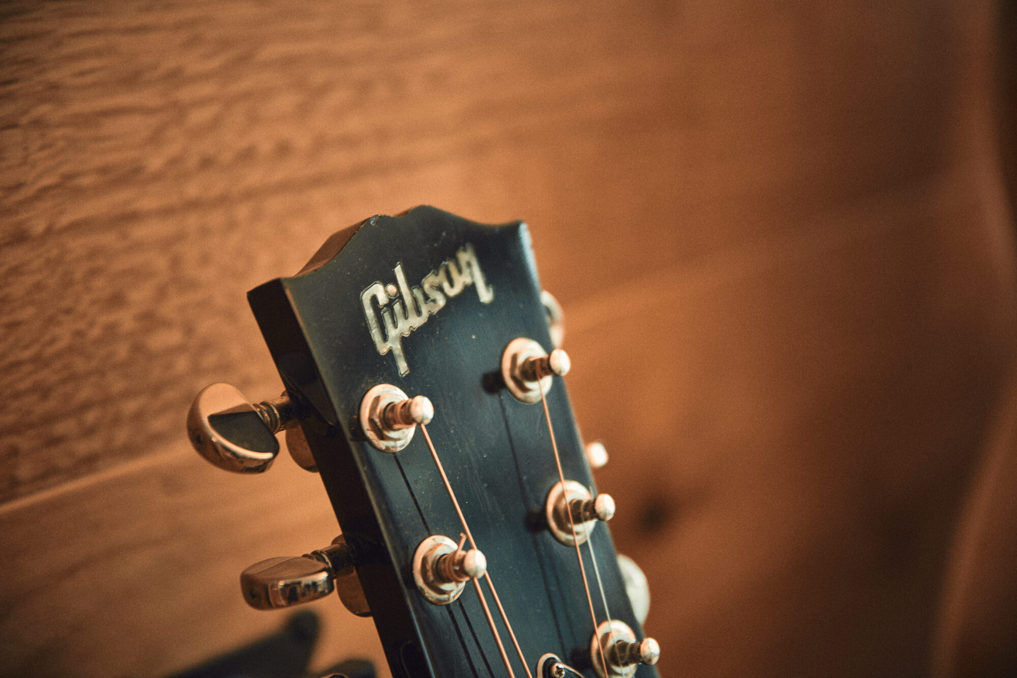 Gibson Guitar: The company was originally known as the Gibson Mandolin-Guitar Mfg. Co., Ltd. 2000x1340 HD Background.