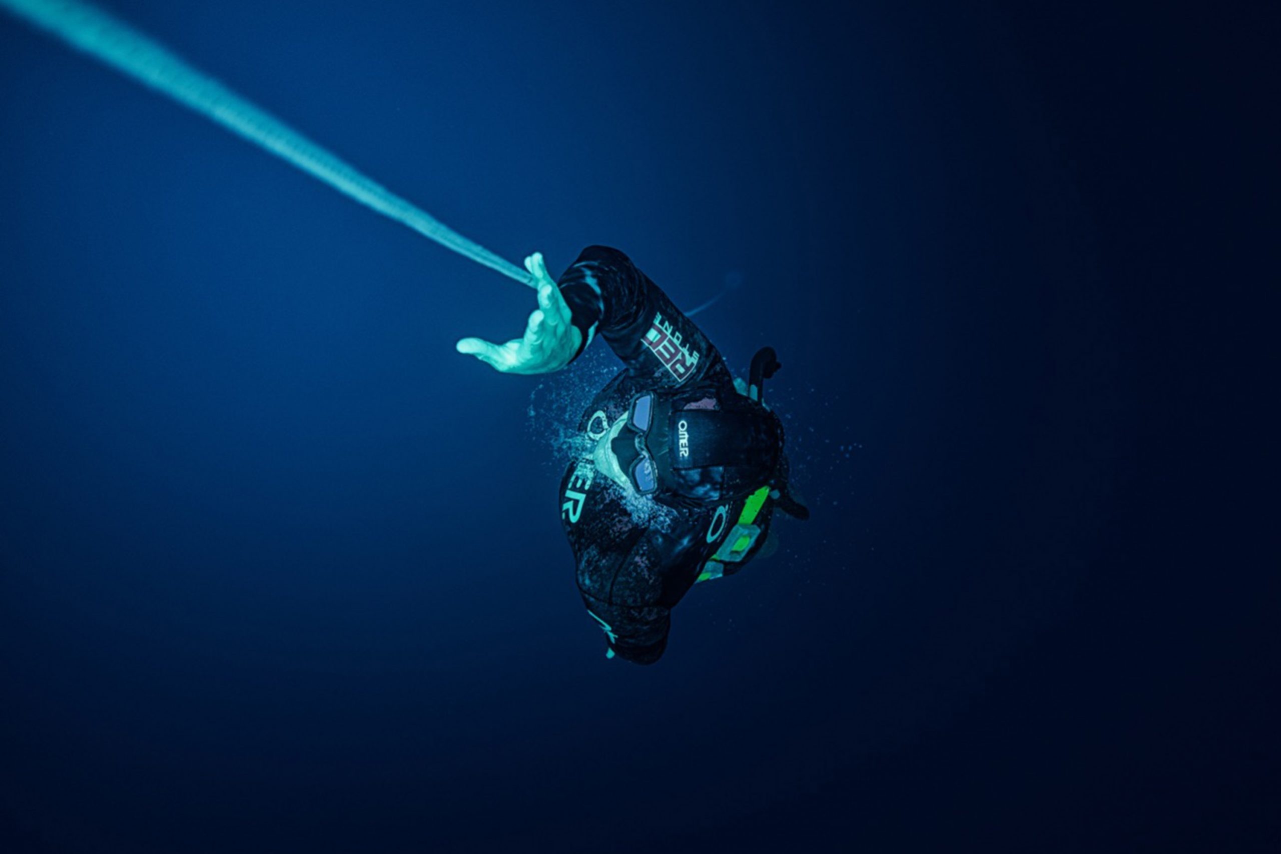 Freediving: Umberto Pelizzari, An Italian freediver widely considered among the best of all time. 2560x1710 HD Background.