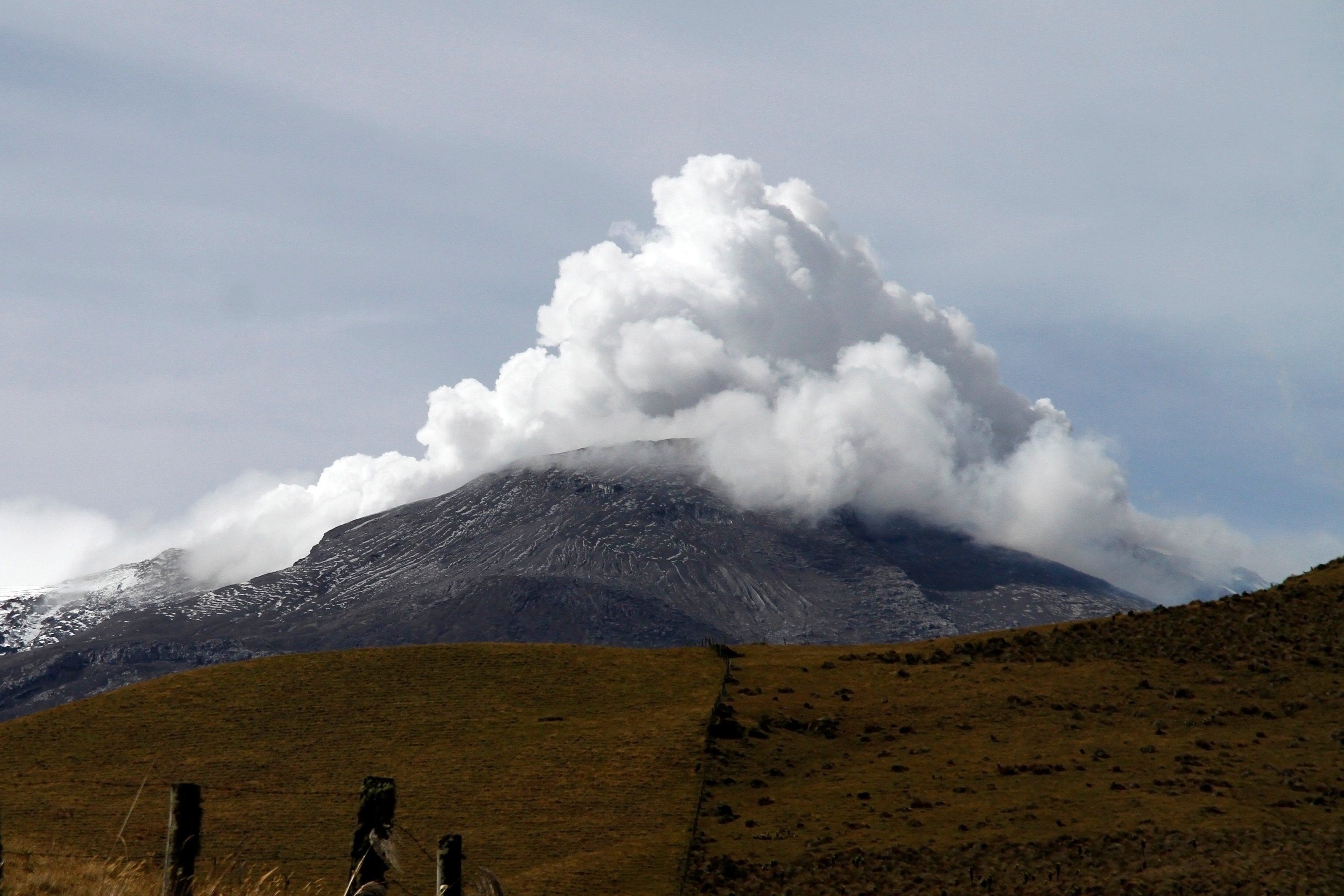 Nevado del Ruiz, Active volcano, Video footage, Fusagasug news, 3000x2000 HD Desktop