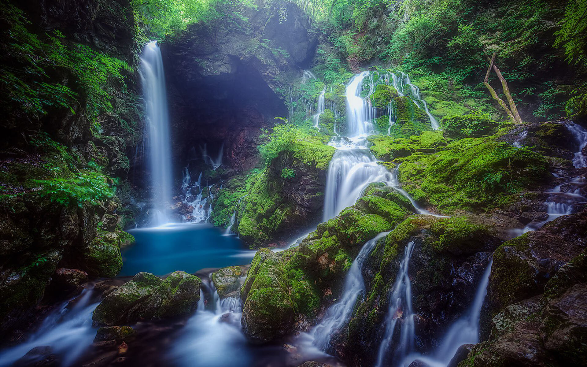 Waterfall: A valley of Yukbaeksan Mountain, Mugeonri Moss. 1920x1200 HD Background.