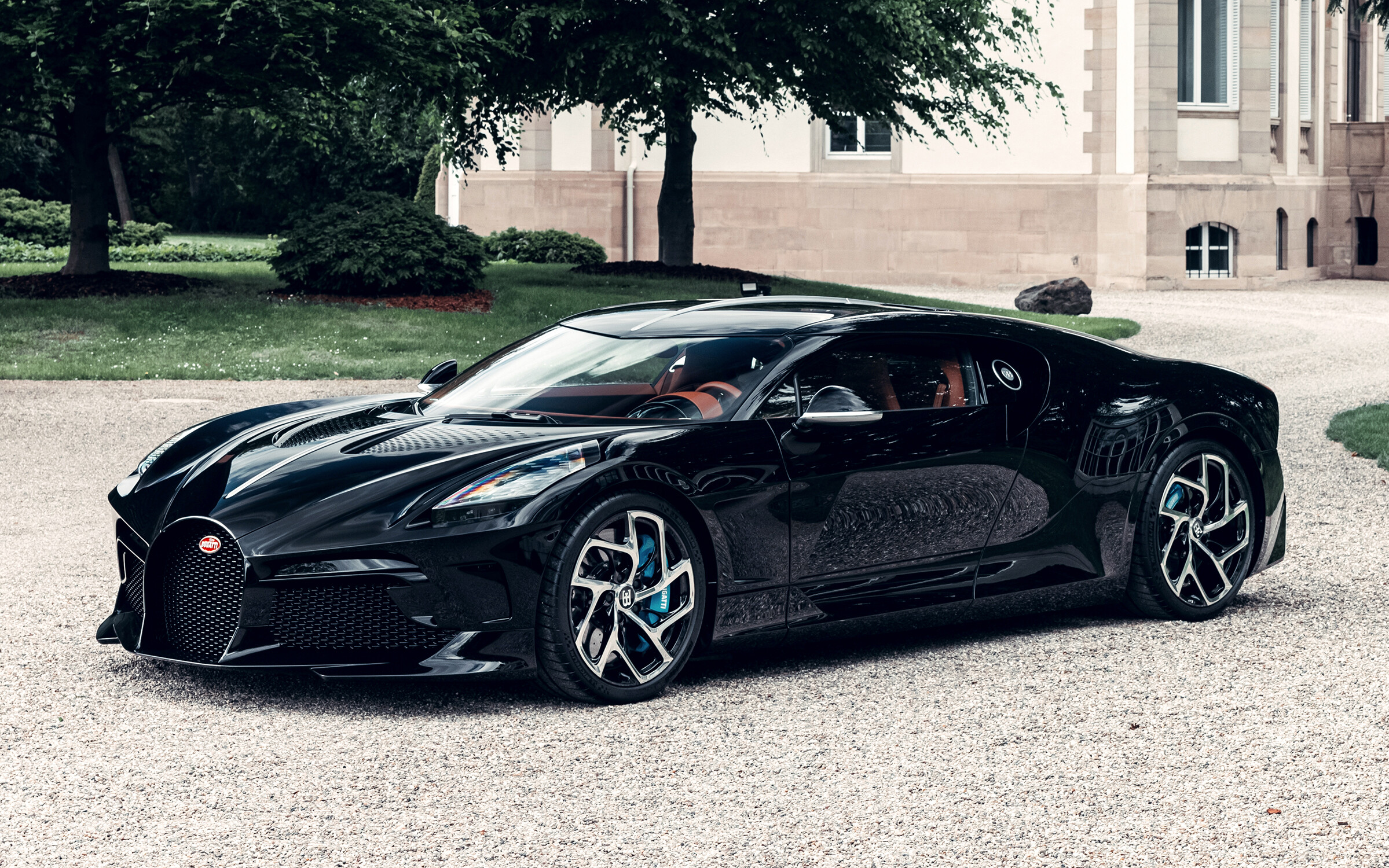 Bugatti La Voiture Noire: The car has an elongated nose similar to that on the Divo model. 2400x1500 HD Background.