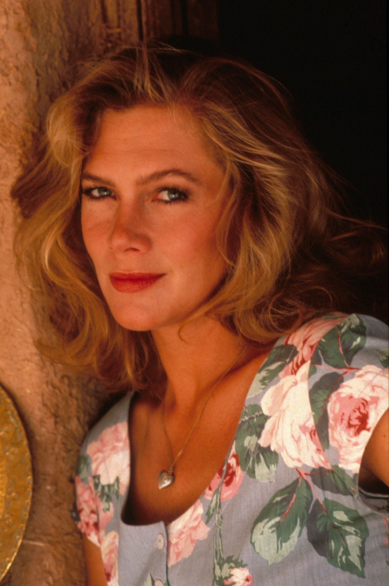 Kathleen Turner: Portrayed Barbara Rose in a 1989 American satirical black comedy film, The War of the Roses. 1500x2260 HD Wallpaper.