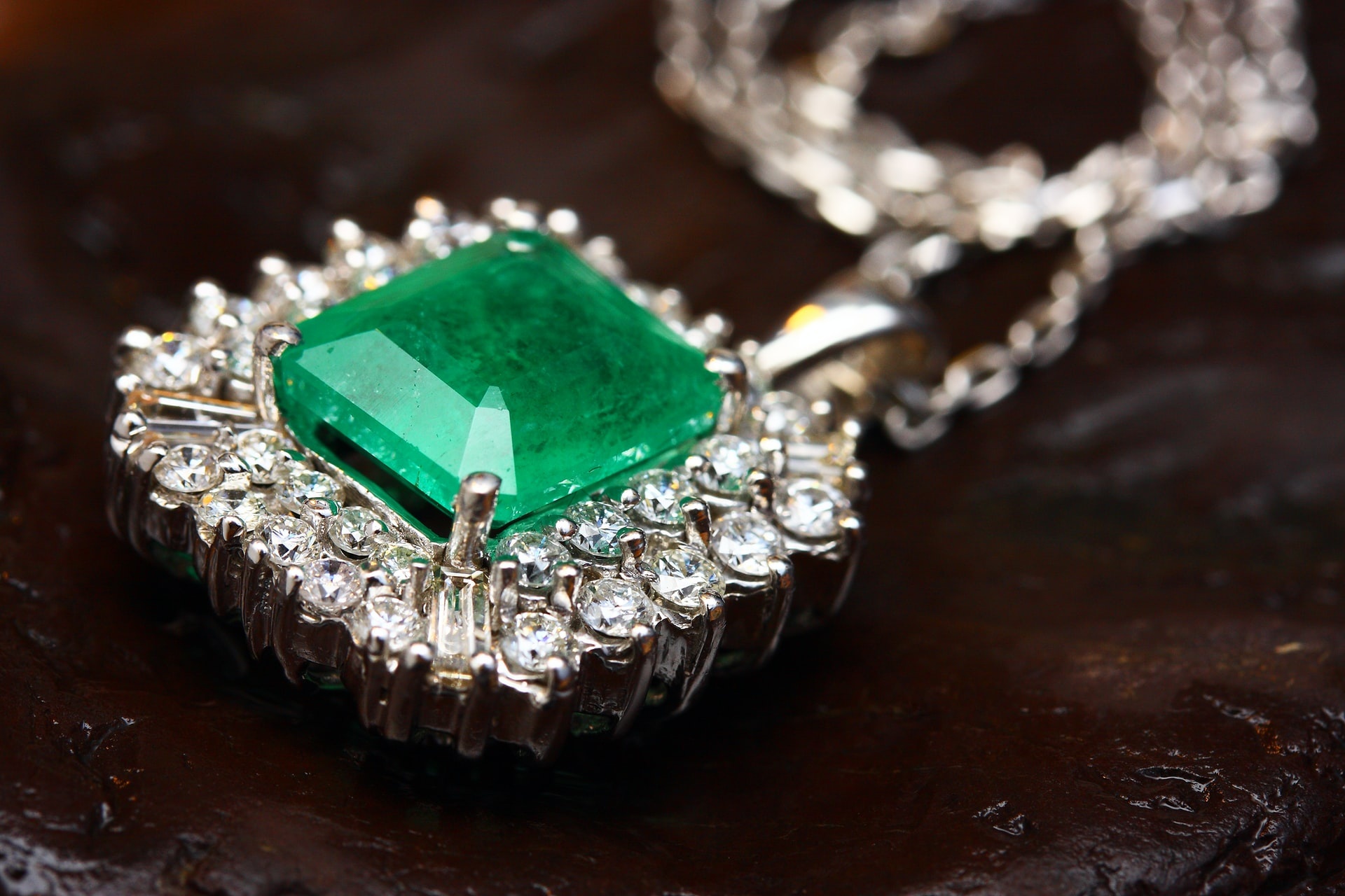 Emerald gemstone, Green jewel, Gemstone 101, Retail insights, 1920x1280 HD Desktop