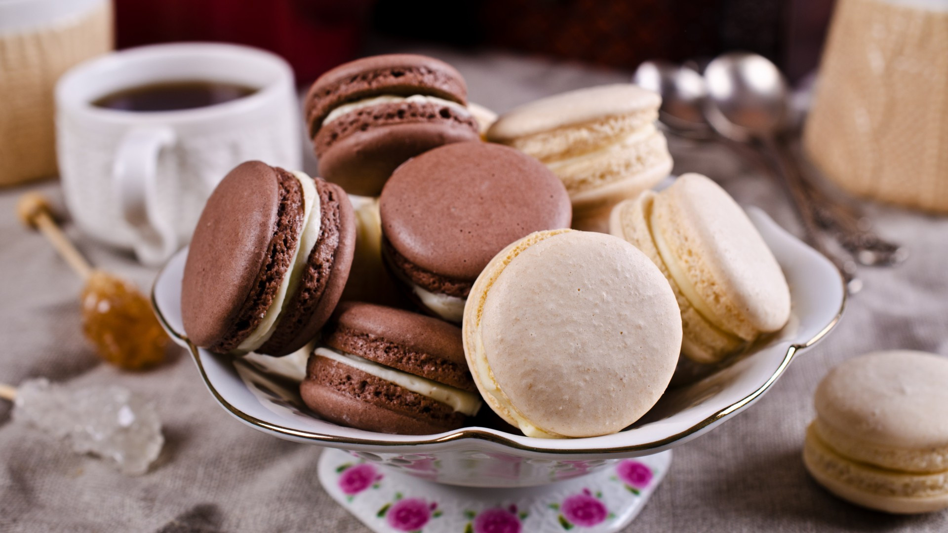 Macaron: The first written recipe in the history of macarons appeared in France in early 17th century. 1920x1080 Full HD Wallpaper.