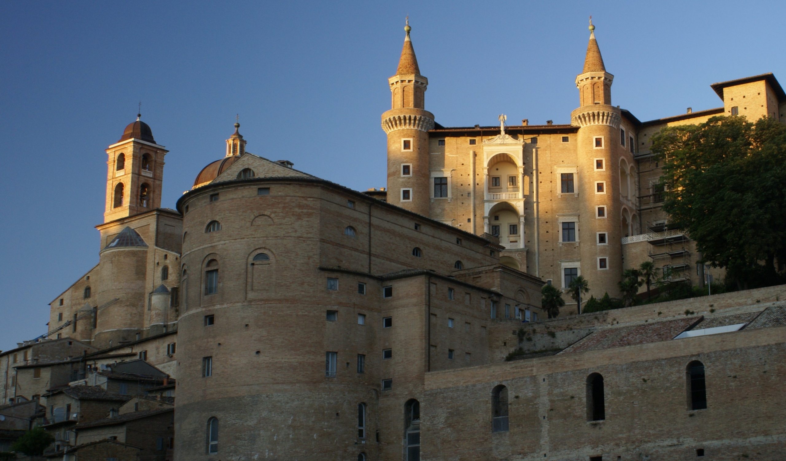 Urbino day tour, Italy travel, 2560x1510 HD Desktop