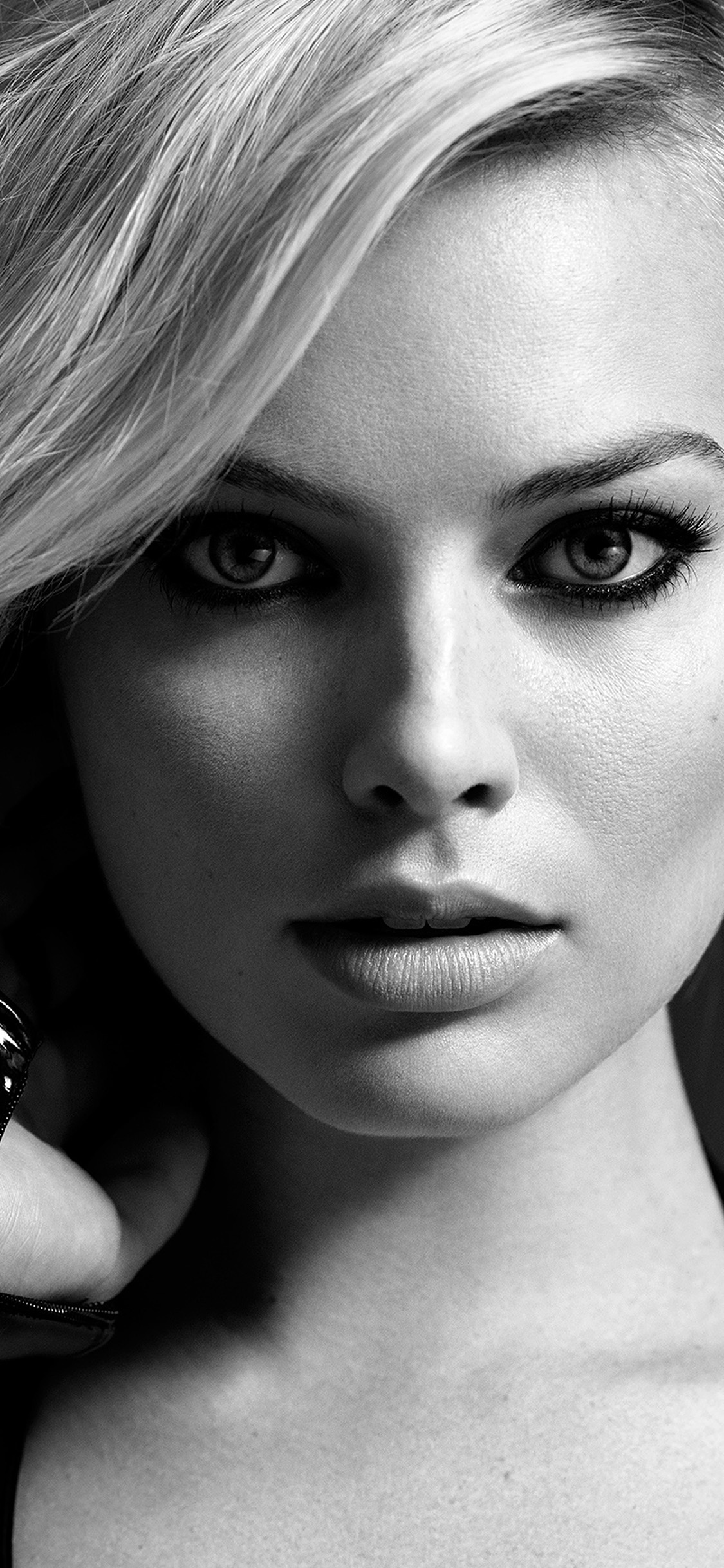 Margot Robbie: An Australian actress, who started with roles in a few Australian independent films and television series, and later moved to the U.S. to pursue her Hollywood dream. 1130x2440 HD Background.
