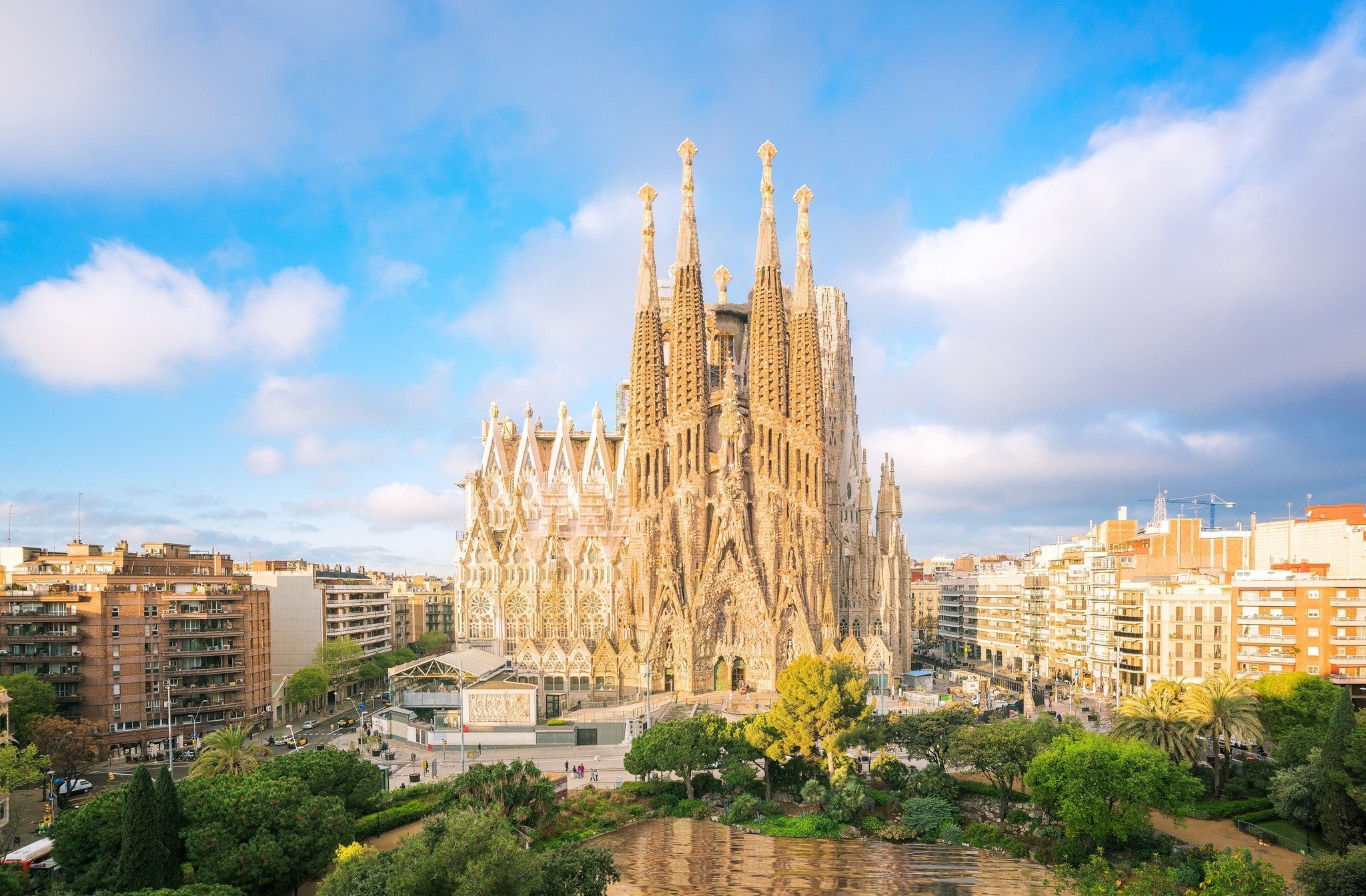 Sagrada Familia, Barcelona architecture, Gaudi's work, Magnificent design, 2050x1350 HD Desktop
