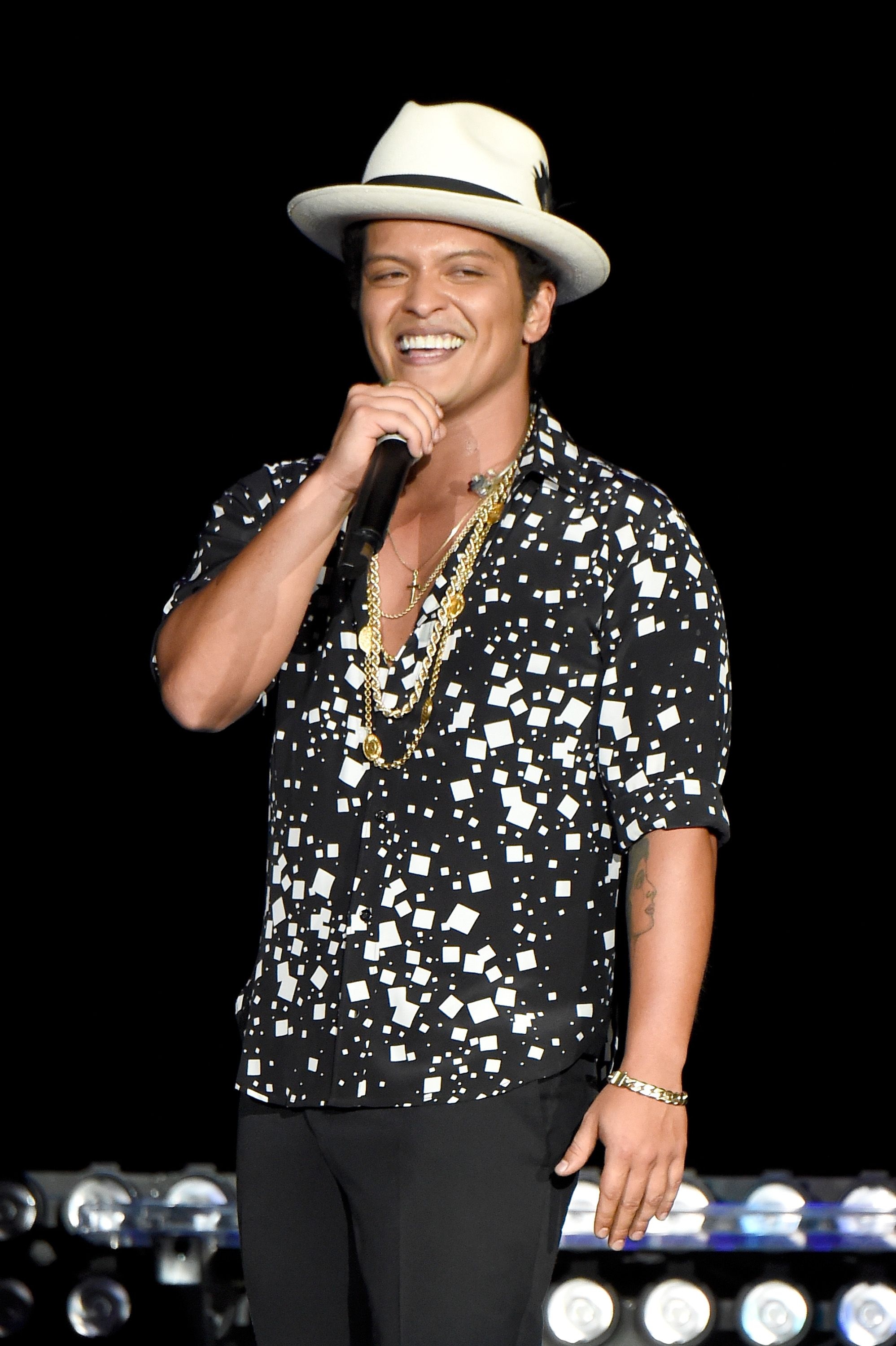 Bruno Mars, Music artist, Spotlight avoidance, Personal style, 2000x3000 HD Phone